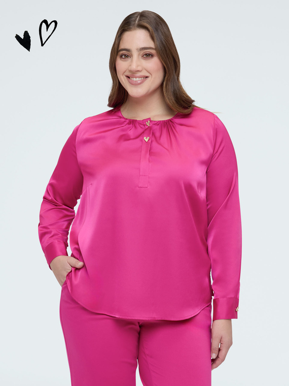 Blusa de raso con botones en forma de coraz&oacute;n