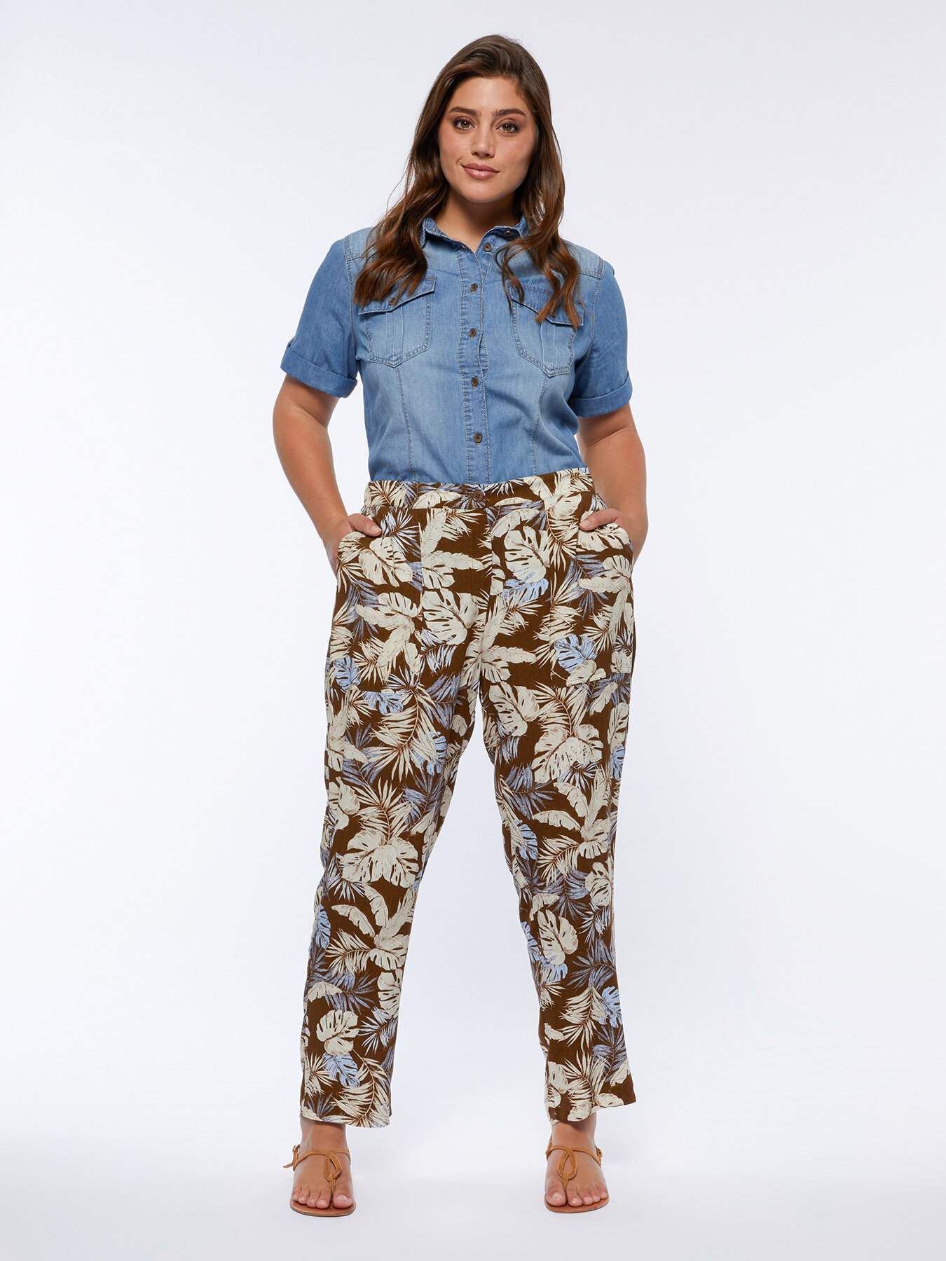 Pantalones con estampado de hojas image number 2