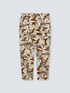 Pantalones con estampado de hojas image number 4