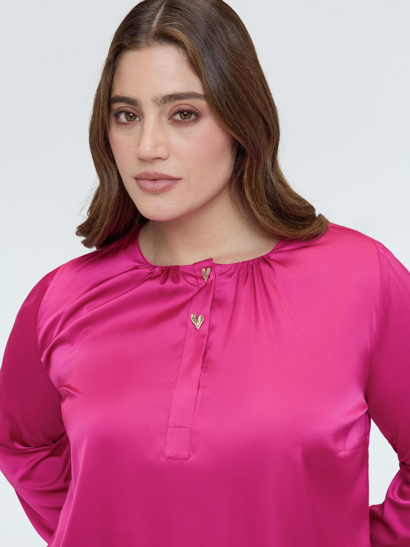 Blouse en satin avec boutons en forme de c&oelig;ur image number 2