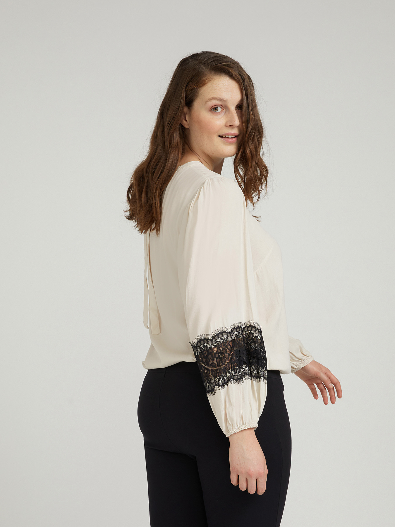 Blusa con pizzo nero image number 1