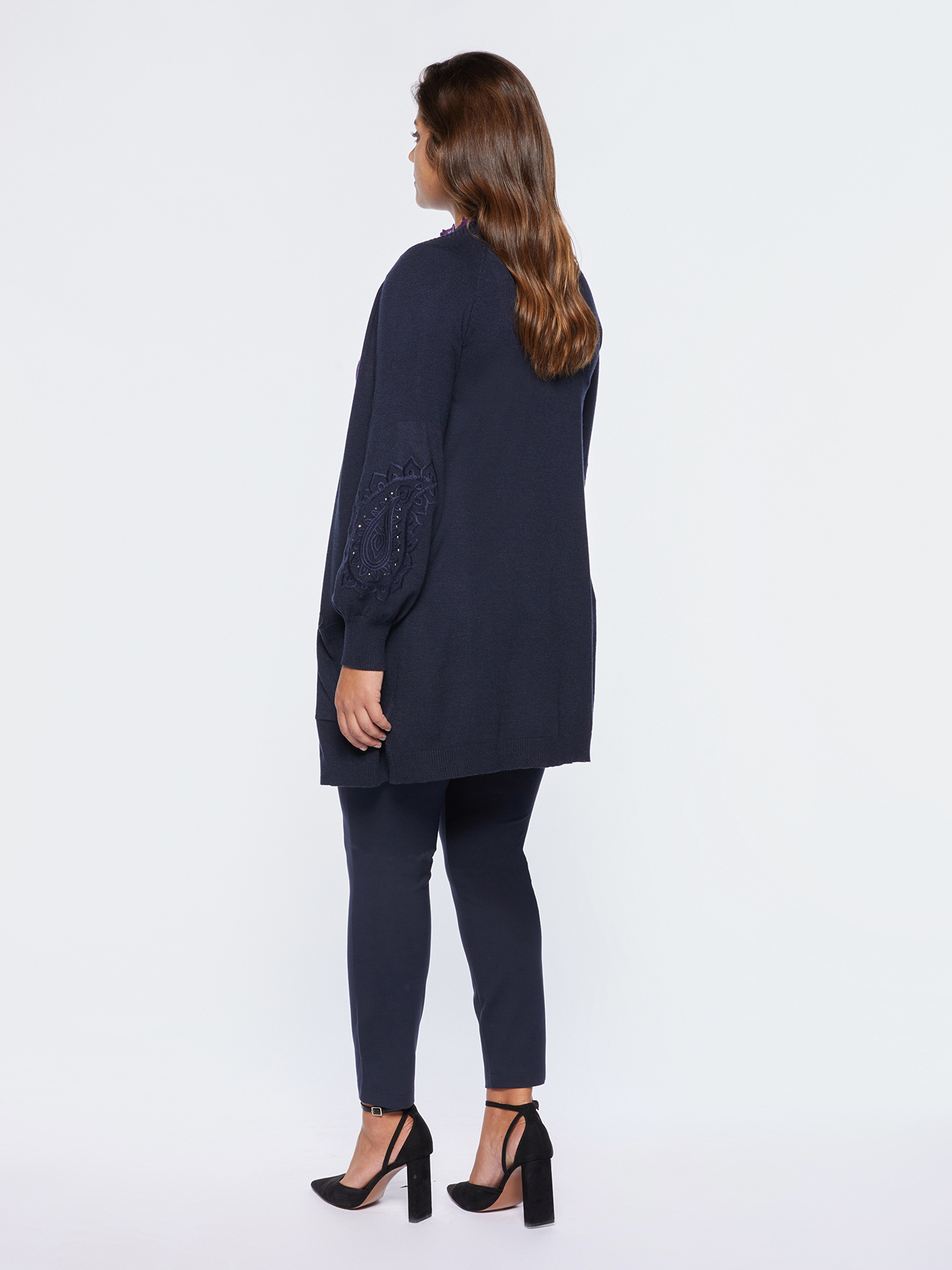 C&aacute;rdigan con mangas bordadas image number 1