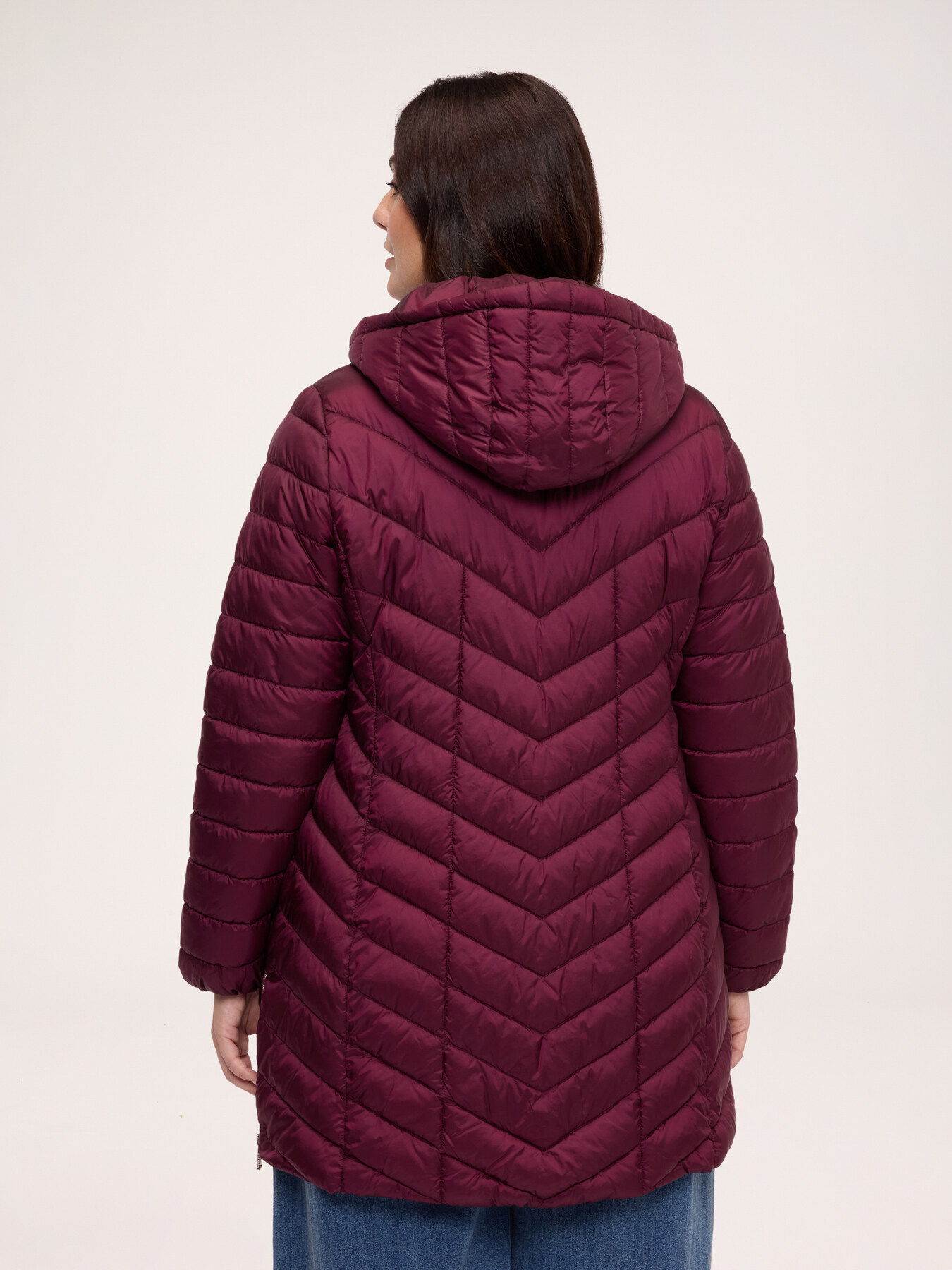Leichte lange Daunenjacke mit Chevron-Steppung image number 1