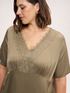 Seidenbluse mit Spitzendetails image number 2