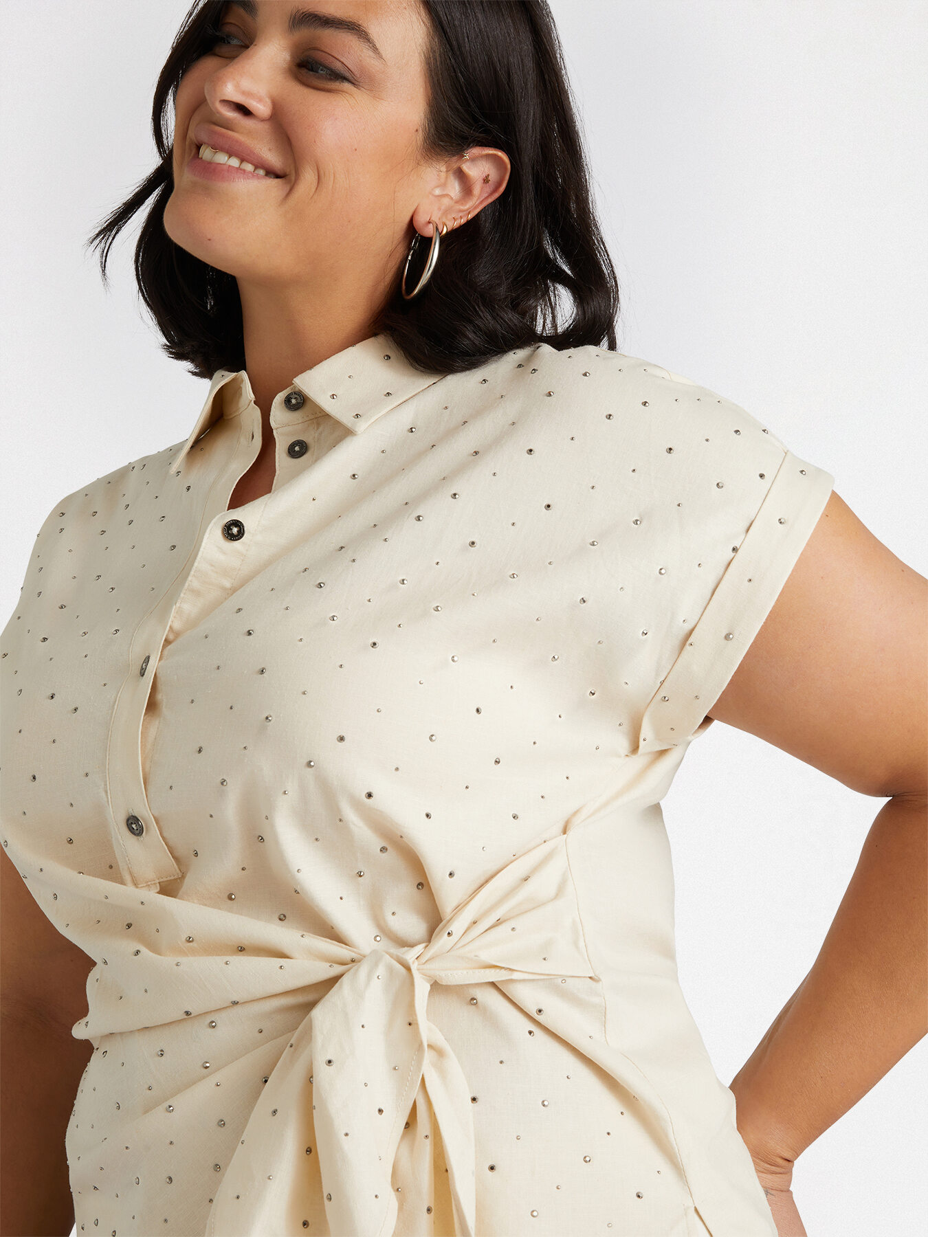 Camisa con tachuelas y nudo lateral image number 3