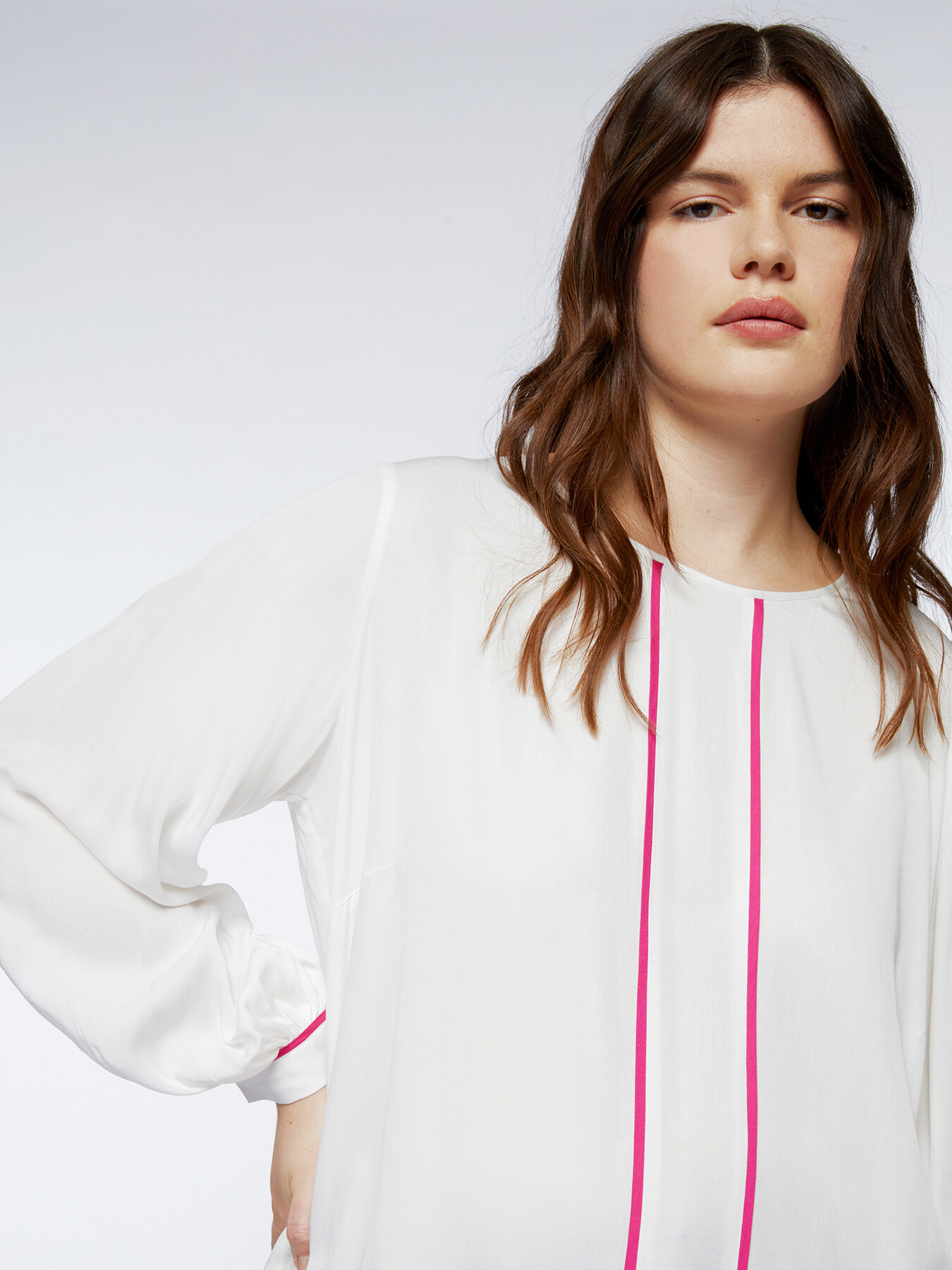 Blusa con bordi colorati image number 2