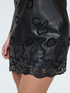 Kurzes Kleid mit floralen Details image number 3