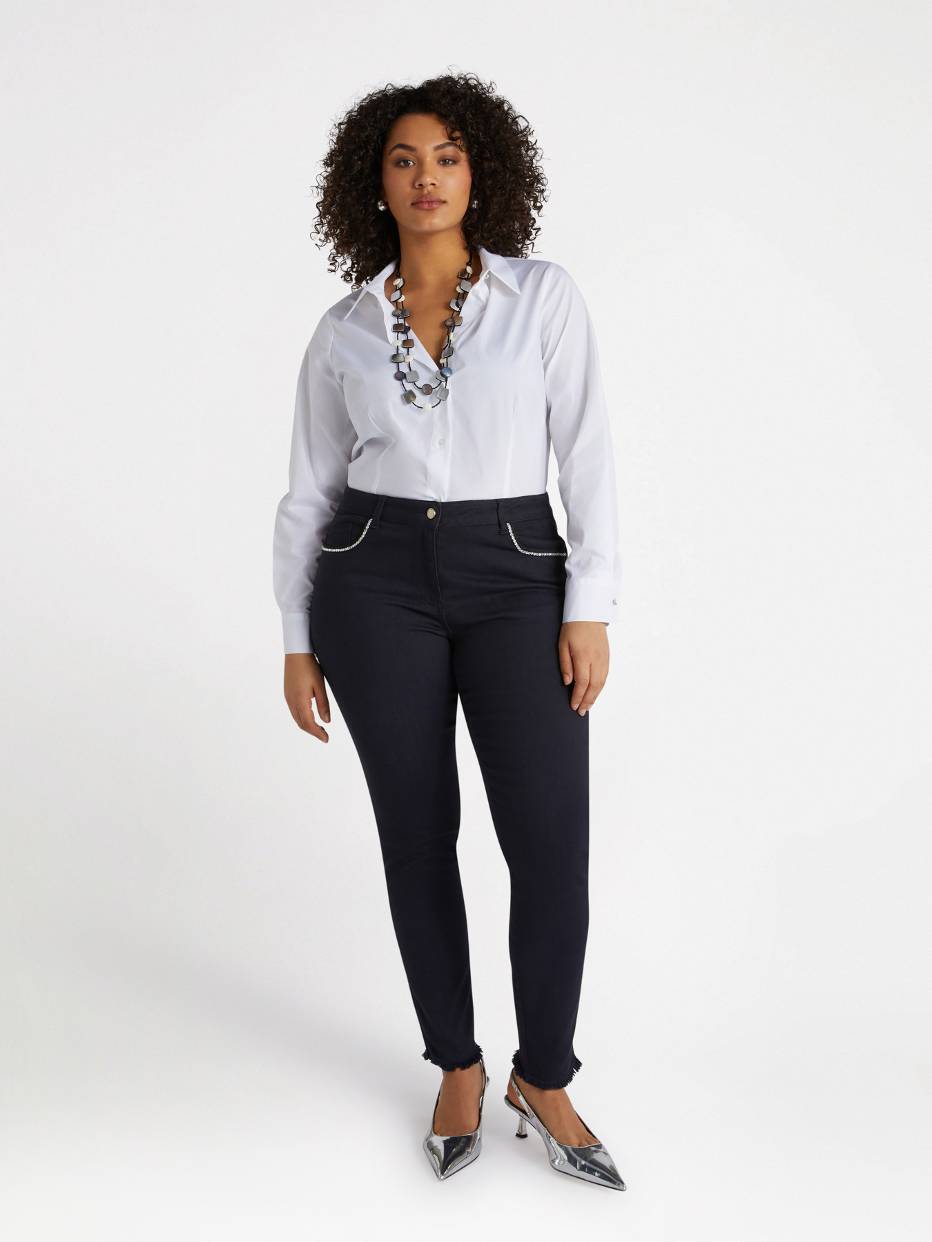 Skinny jeans with rhinestones image number 3