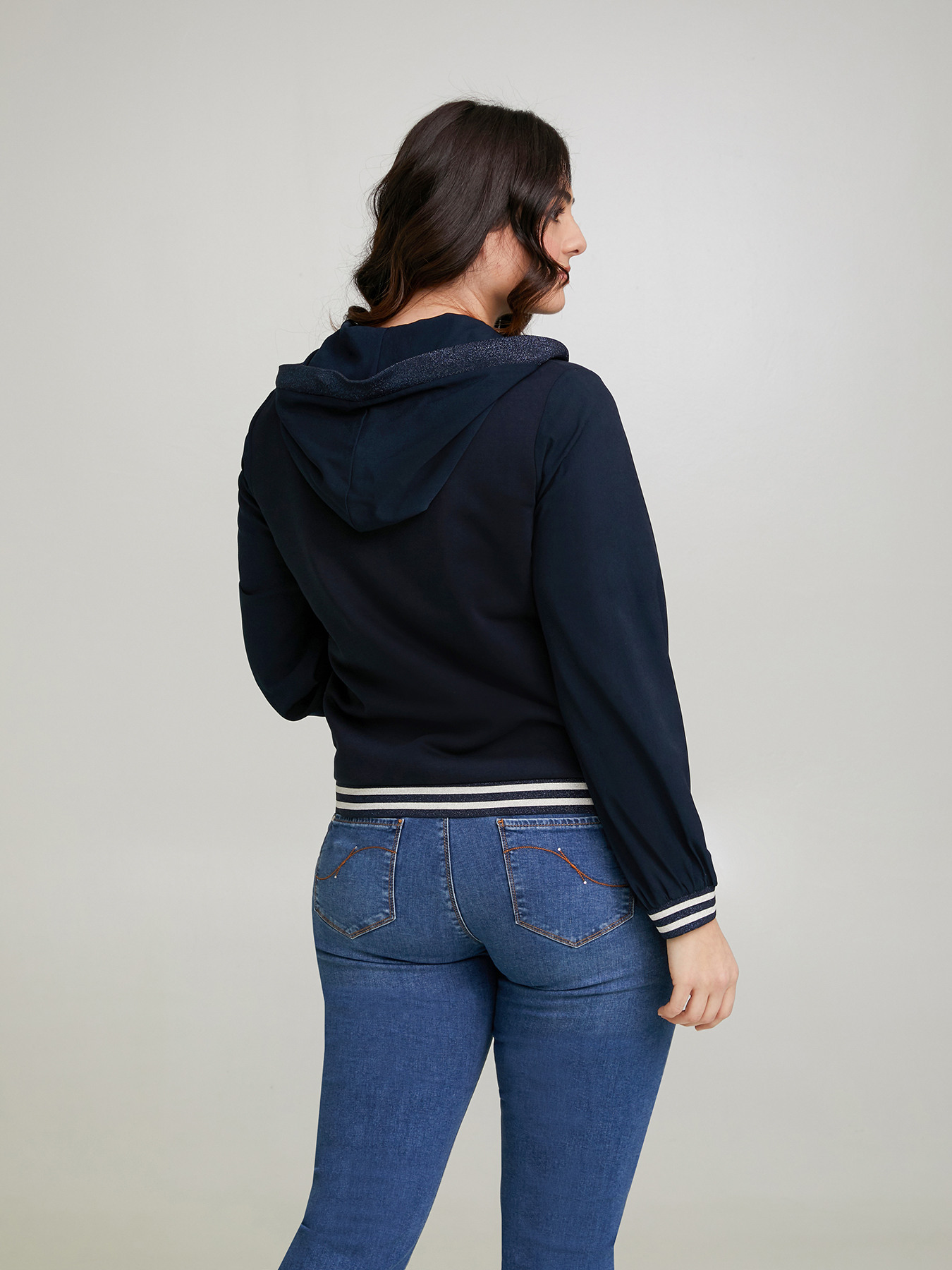 Felpa con scritta e righe image number 1