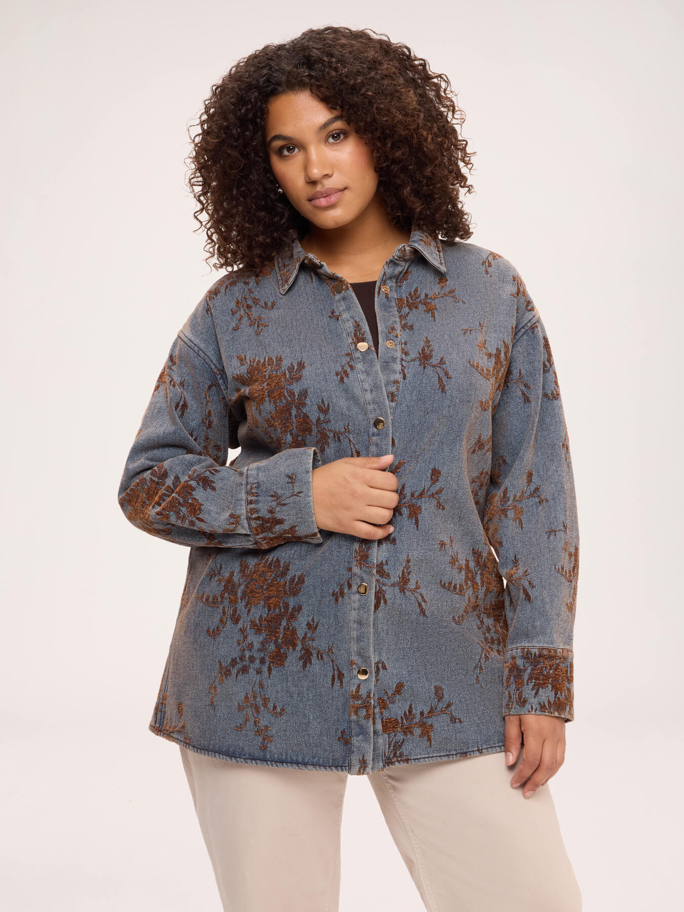 Jeansjacke im Hemdstil mit floraler Stickerei image number 0