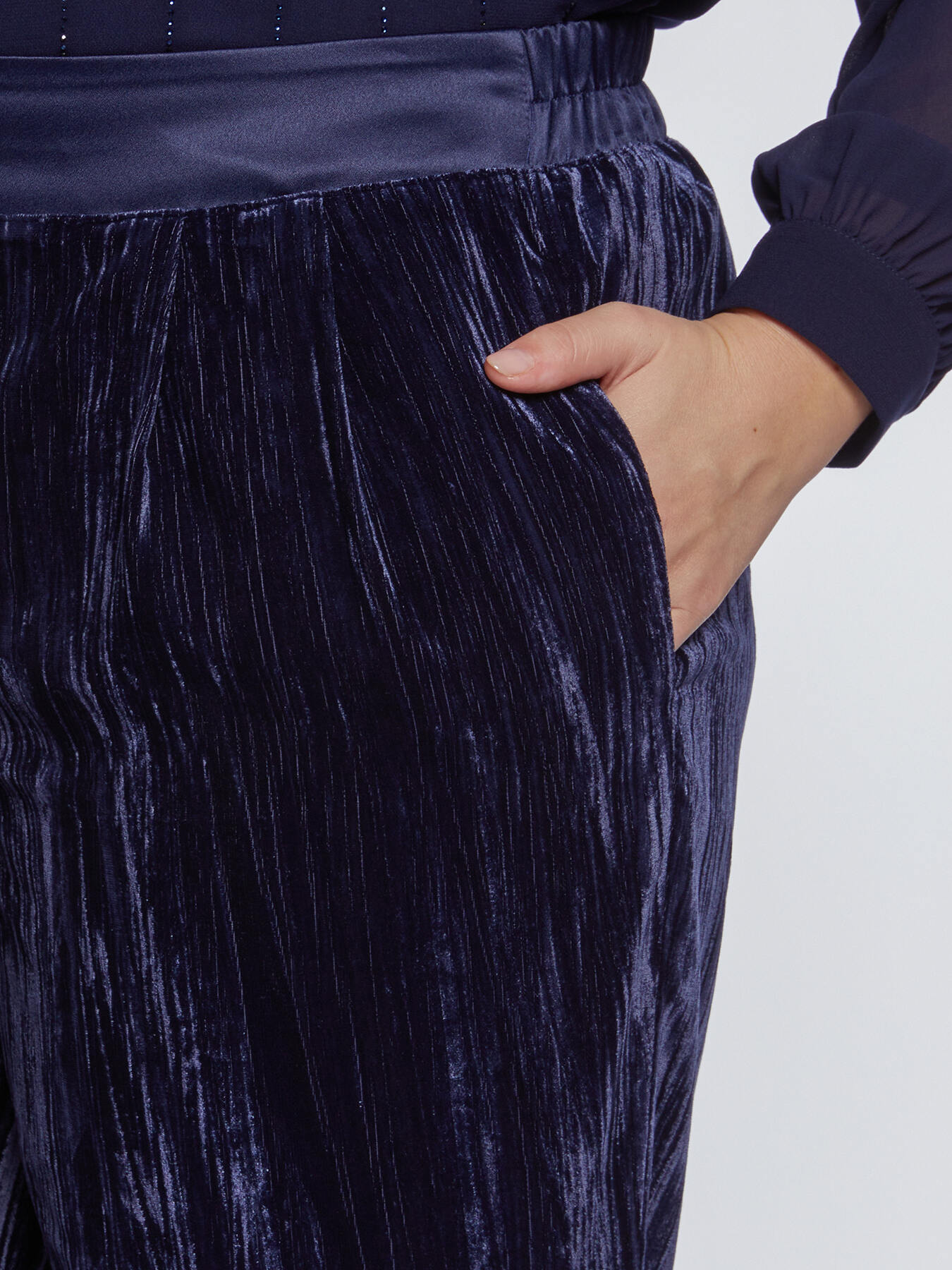 Pantaloni eleganti in velluto crinkle image number 2