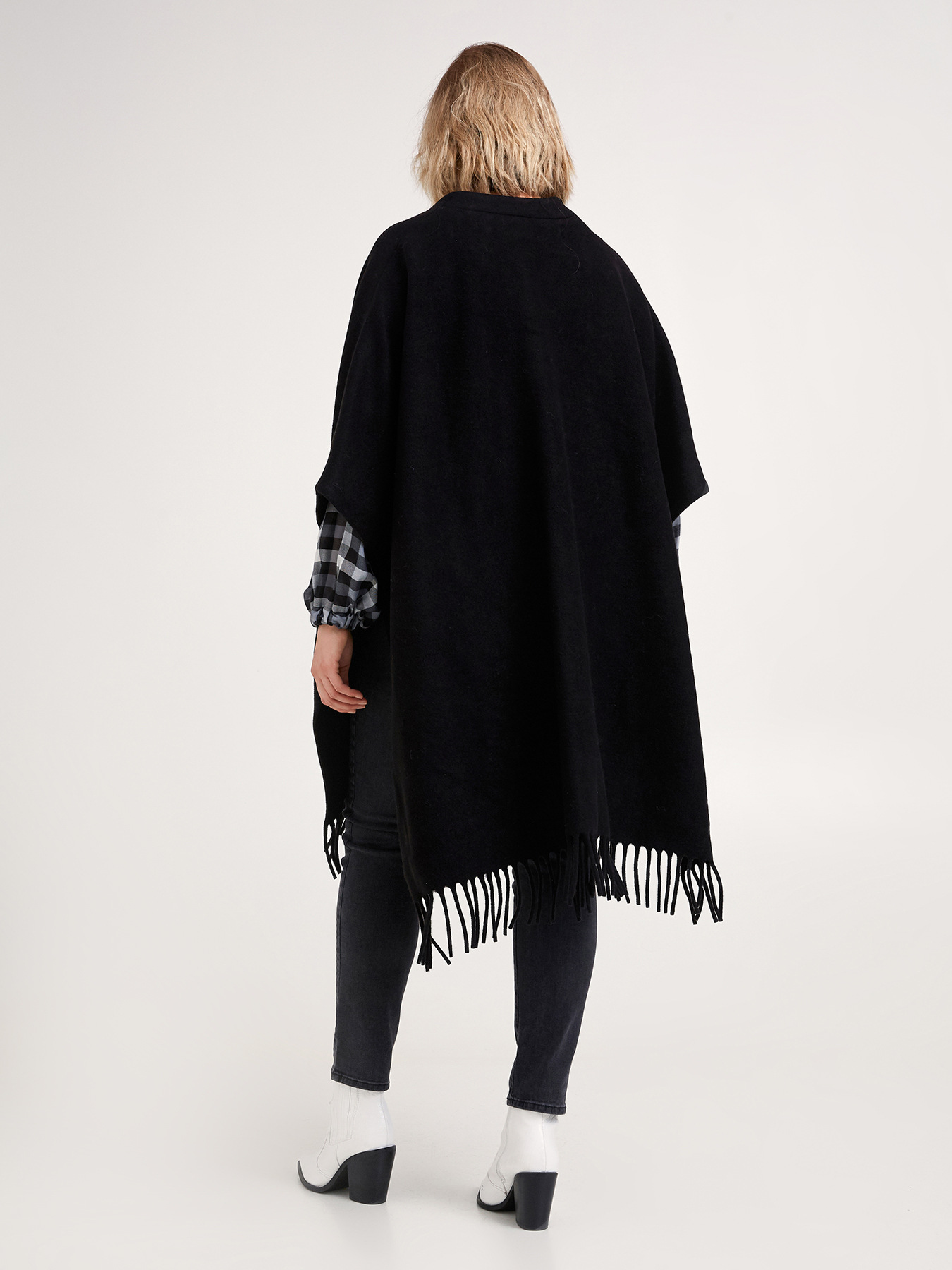 Mantella con frange al fondo image number 1