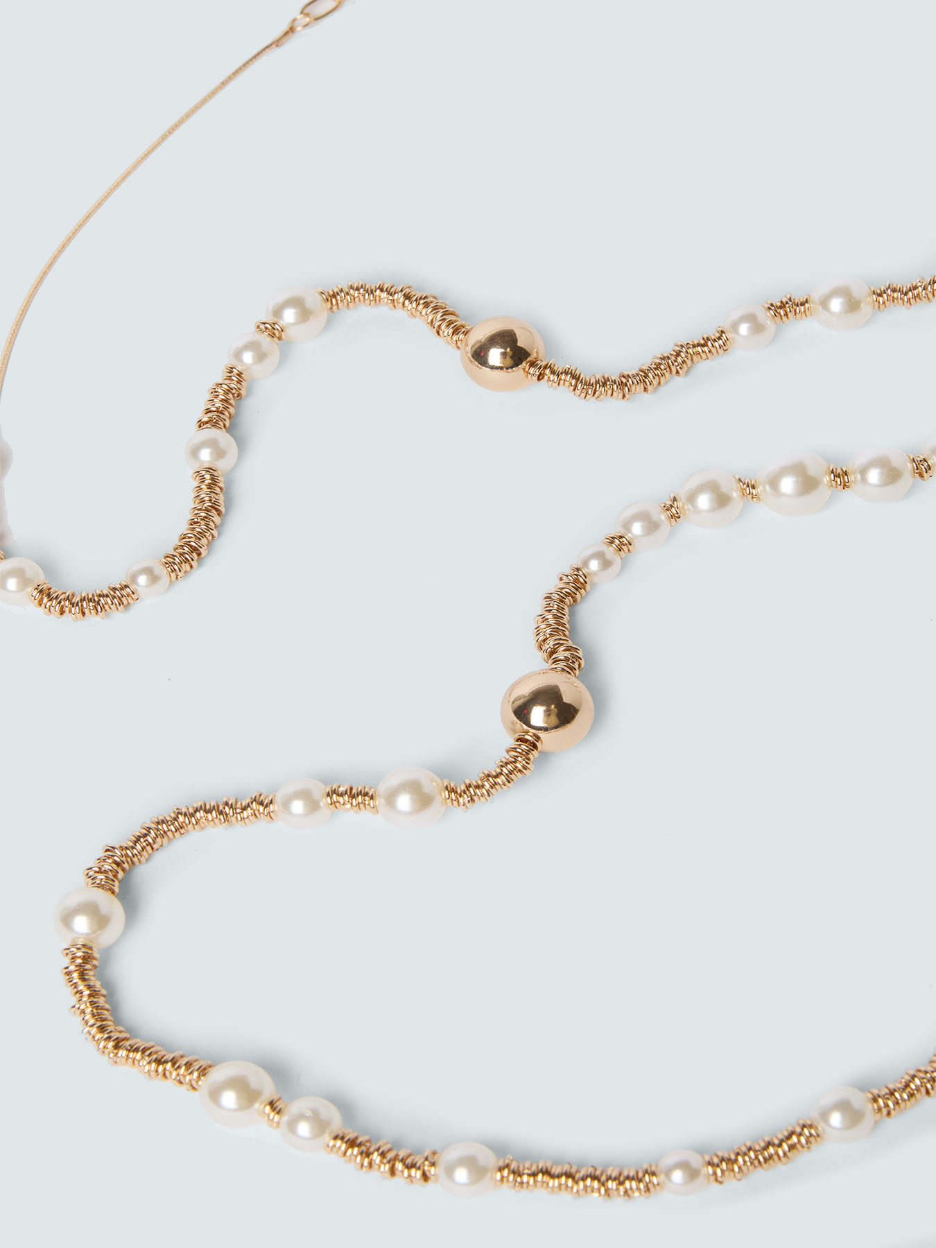 Long necklace with pearls and golden elements image number 2