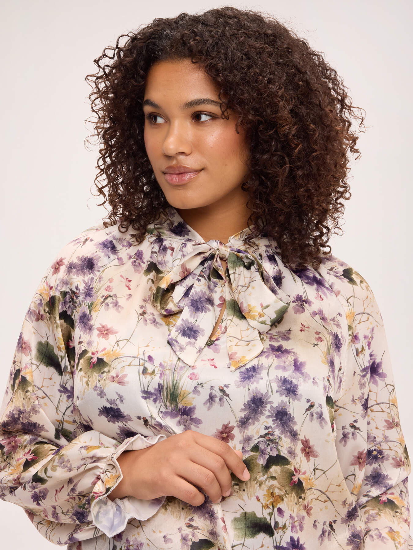 Bluse aus Satin mit Blumendruck und Schleife image number 2