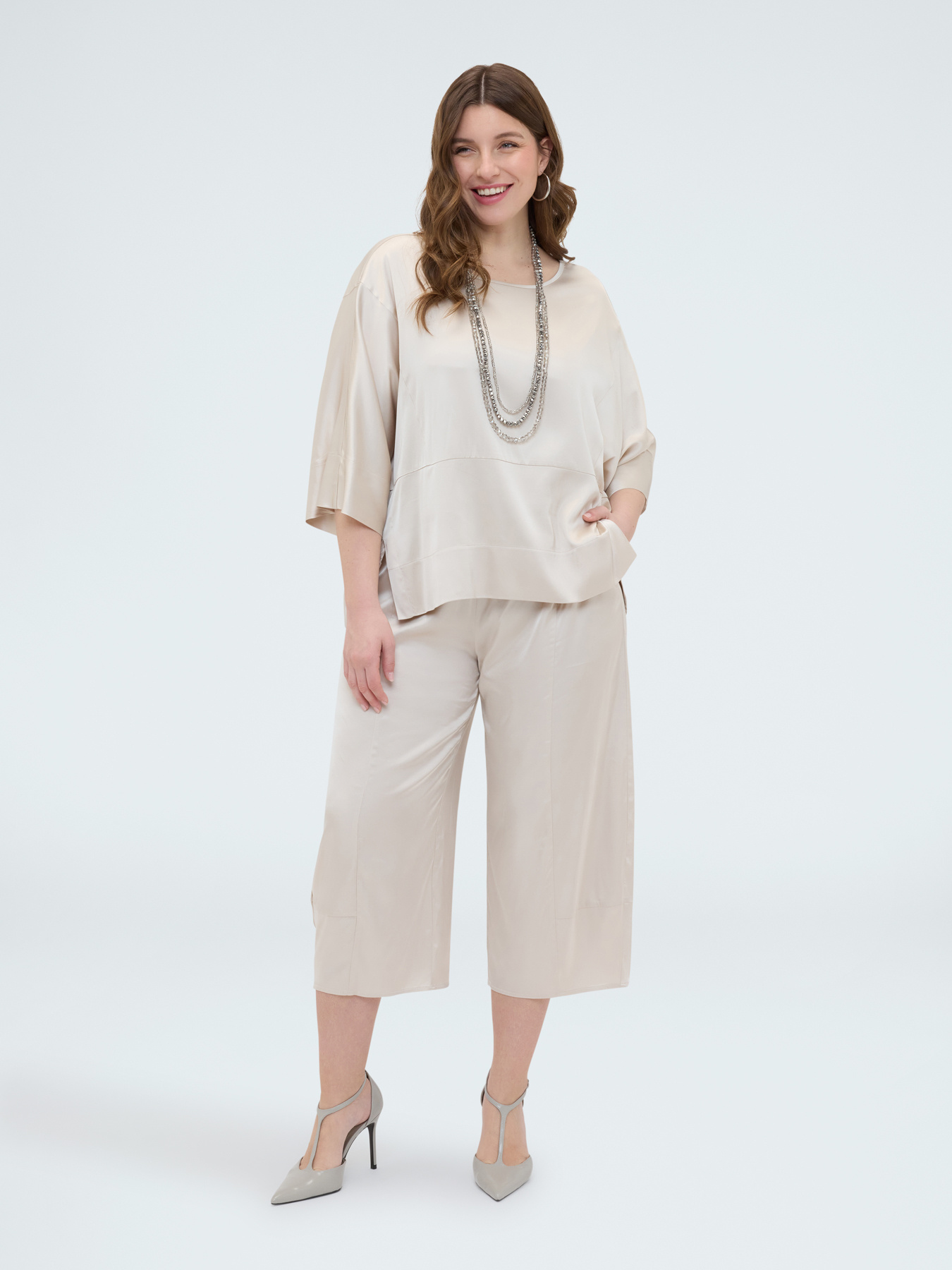 Bluse aus Satin mit Carr&eacute;-Ausschnitt image number 0