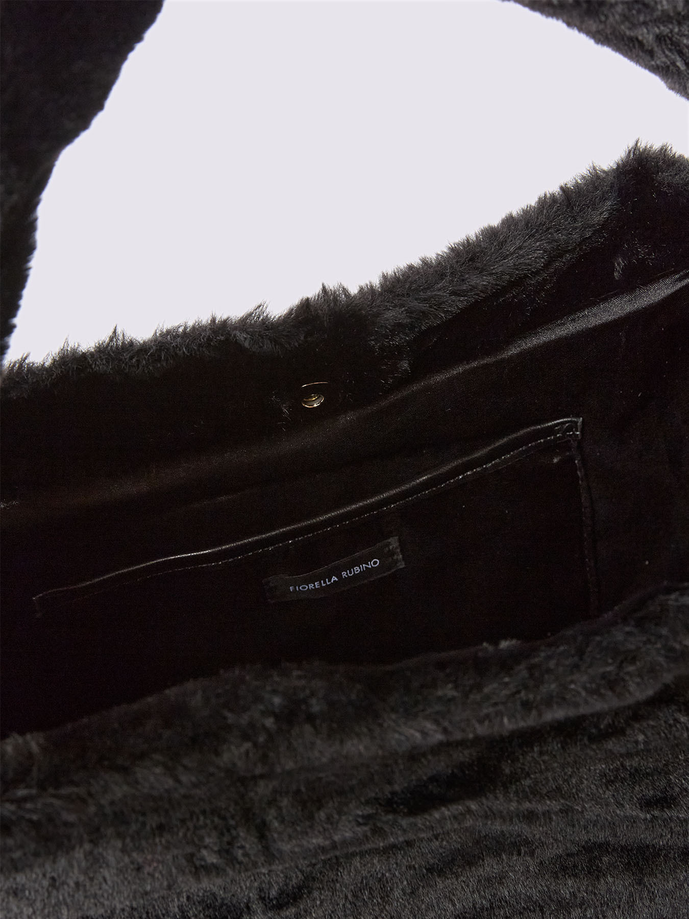 Bolso de peluche al hombro image number 4