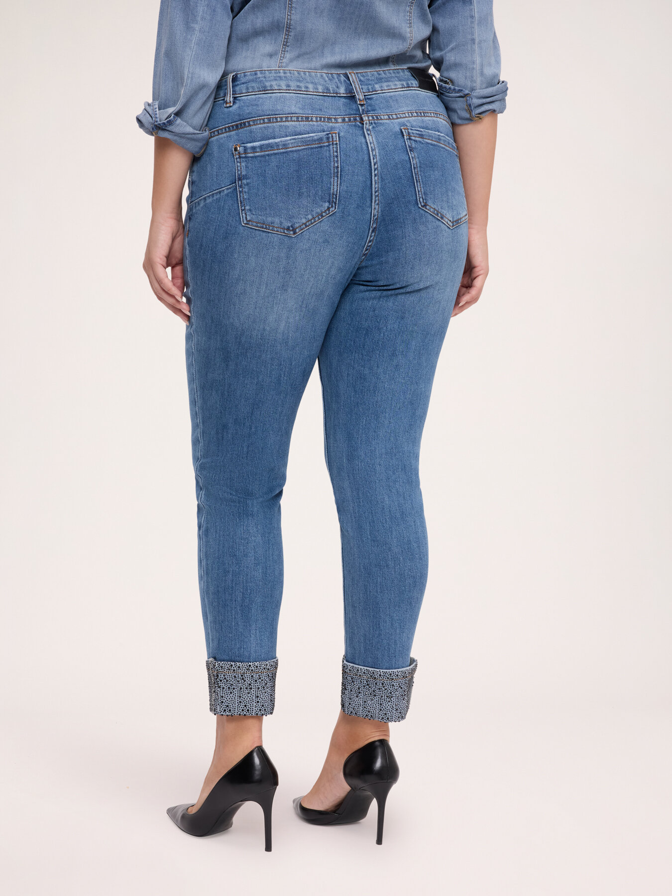 Skinny jeans with rhinestone-embellished cuffs image number 1