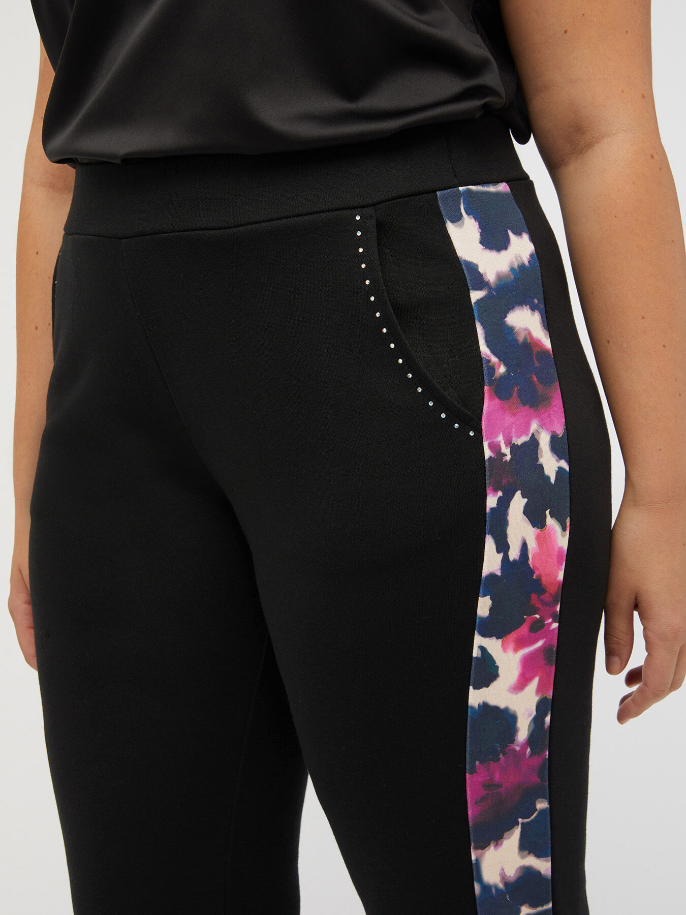 Fleece trousers with printed trims image number 3