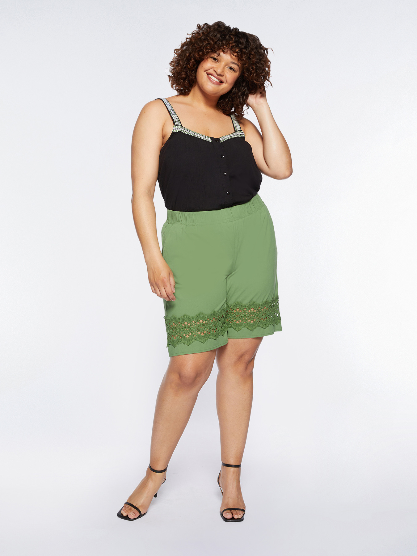 Pantalones cortos con borde de encaje image number 0