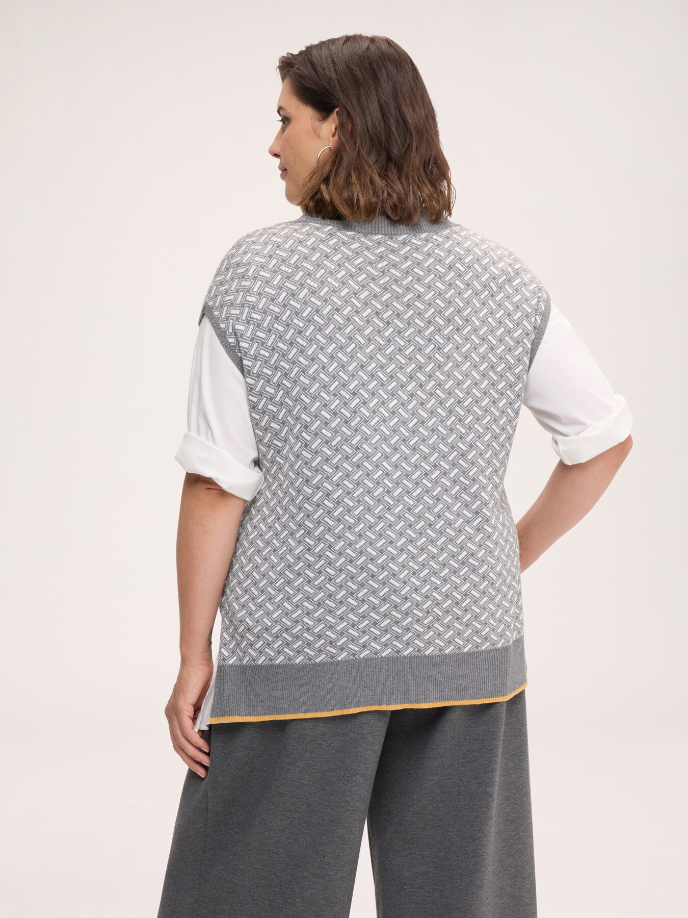V-neck vest with jacquard pattern image number 1