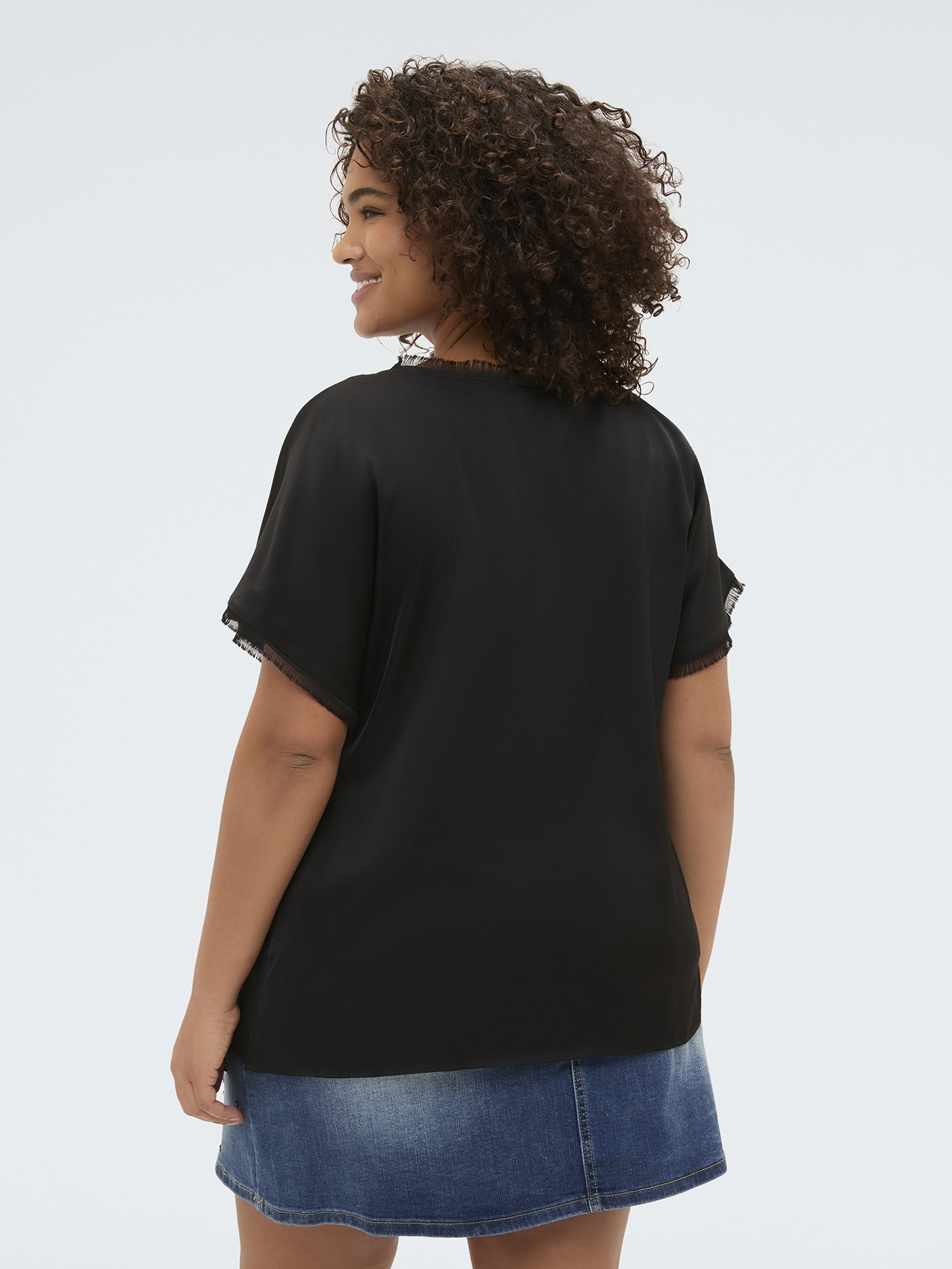 Top en satin avec d&eacute;tails effiloch&eacute;s image number 1