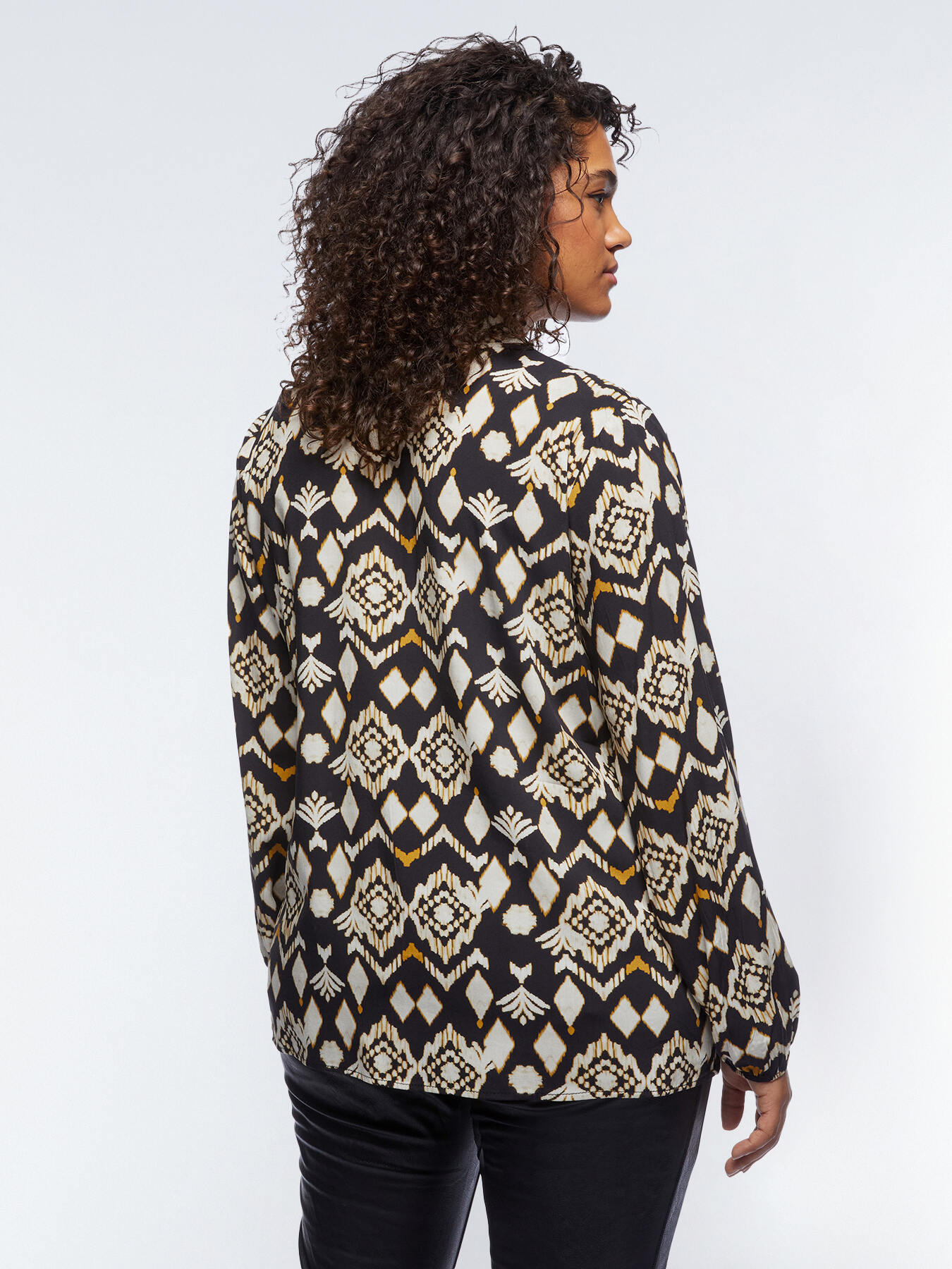Blusa con estampado ikat image number 1