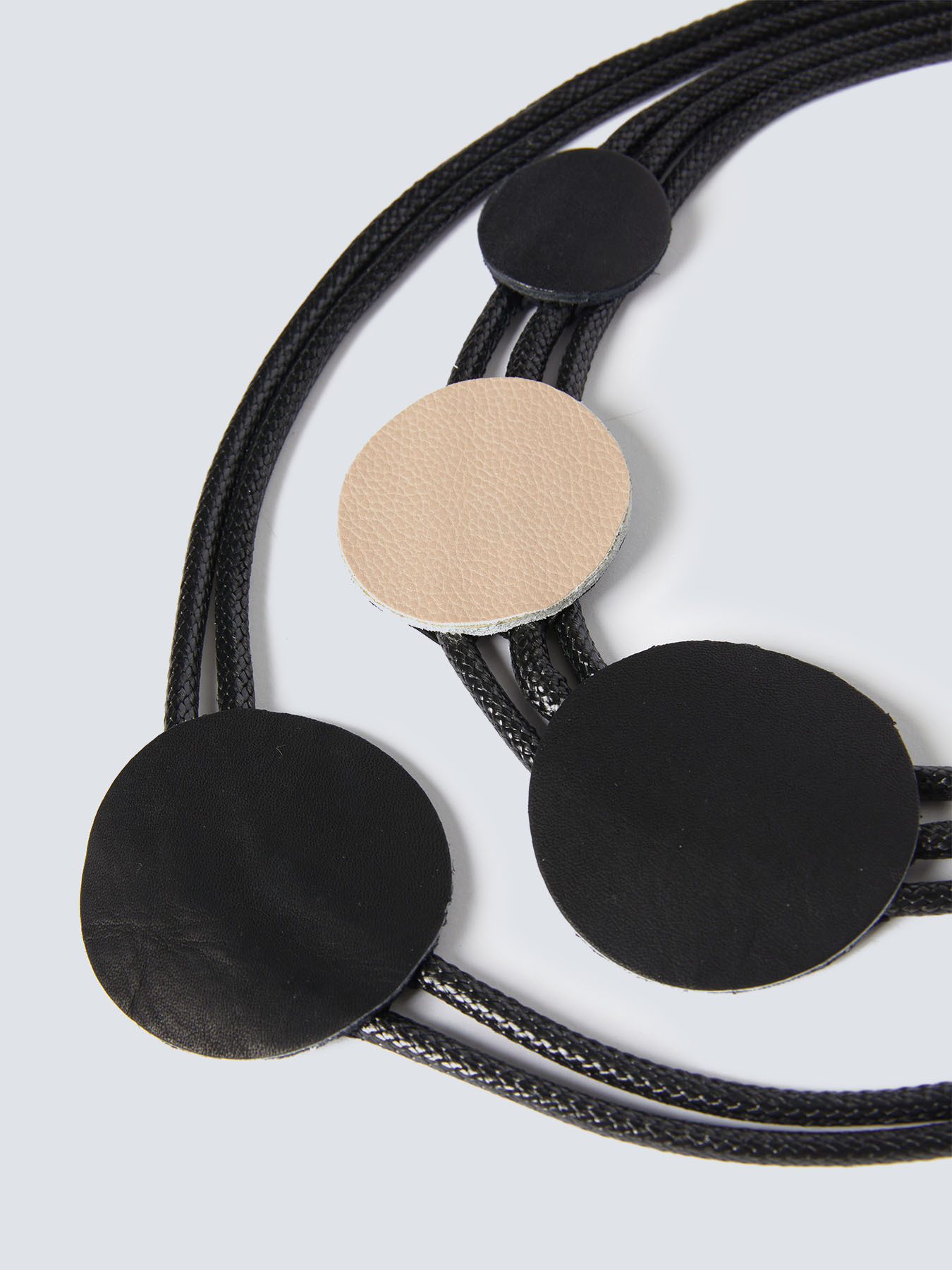 Collana con ciondoli rotondi image number 1