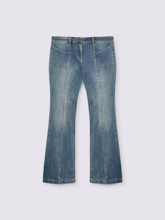 Ausgestellte Jeans in Used-Optik