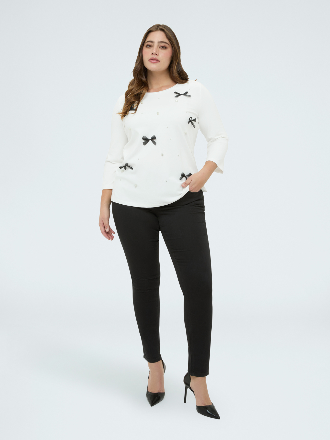 Cotton t-shirt with pearls and bows image number 2