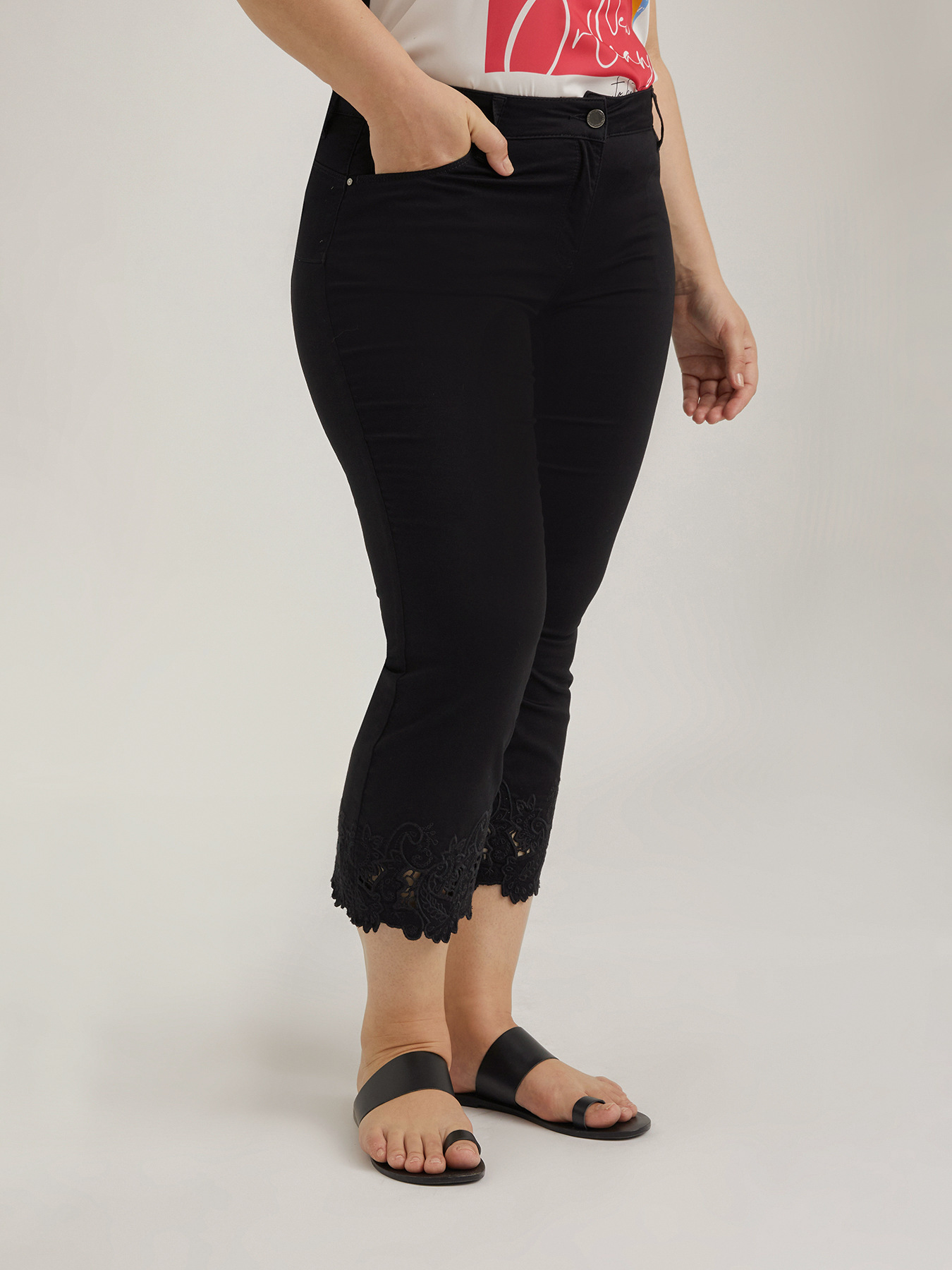 Pantalones kick flare Agata con bordado en el bajo image number 2