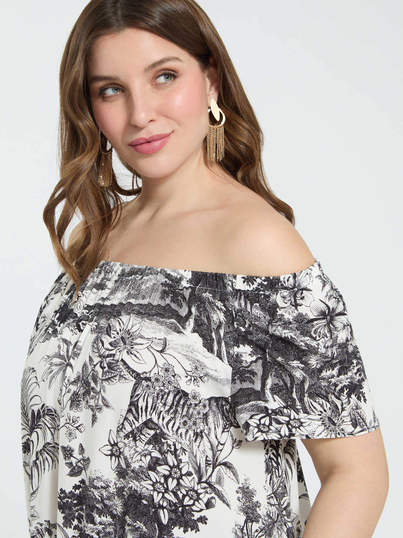 Robe off-shoulder &agrave; imprim&eacute; exotique image number 2