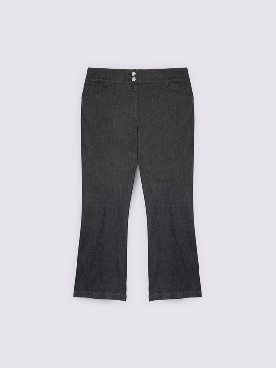 Jeans kick flare con bottoni gioiello
