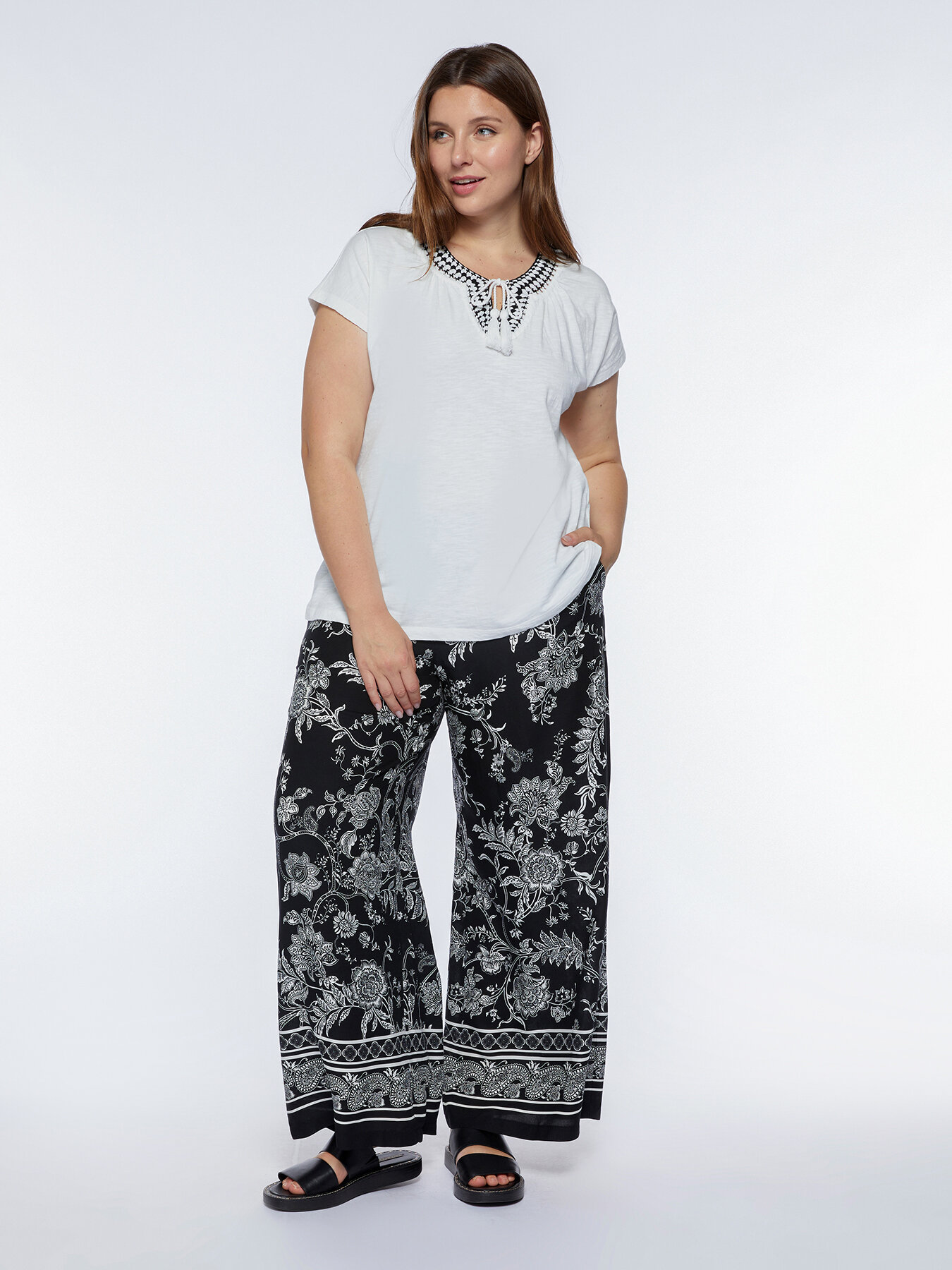 Pantalon &agrave; imprim&eacute; bandana noir et blanc image number 2