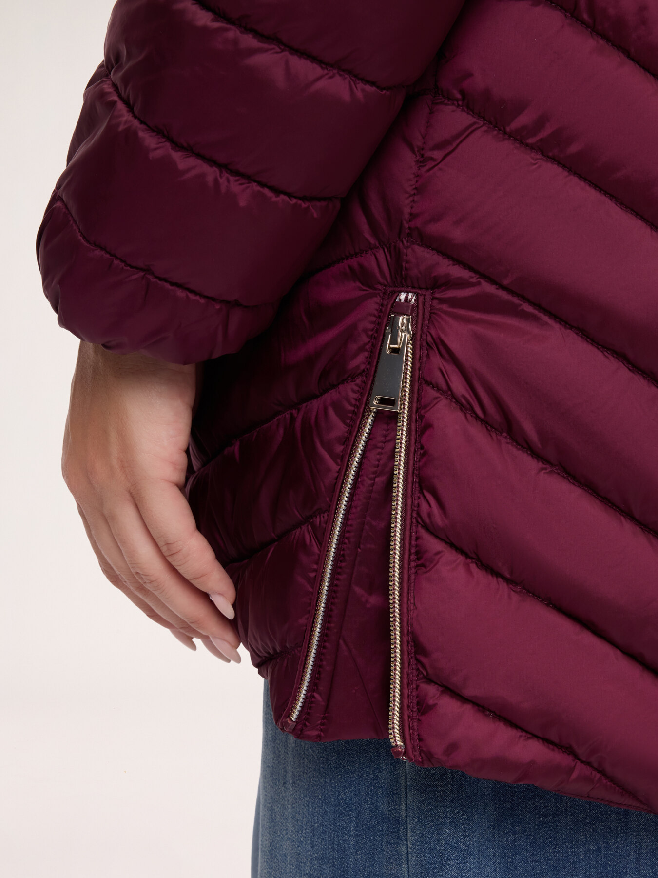 Leichte lange Daunenjacke mit Chevron-Steppung image number 3