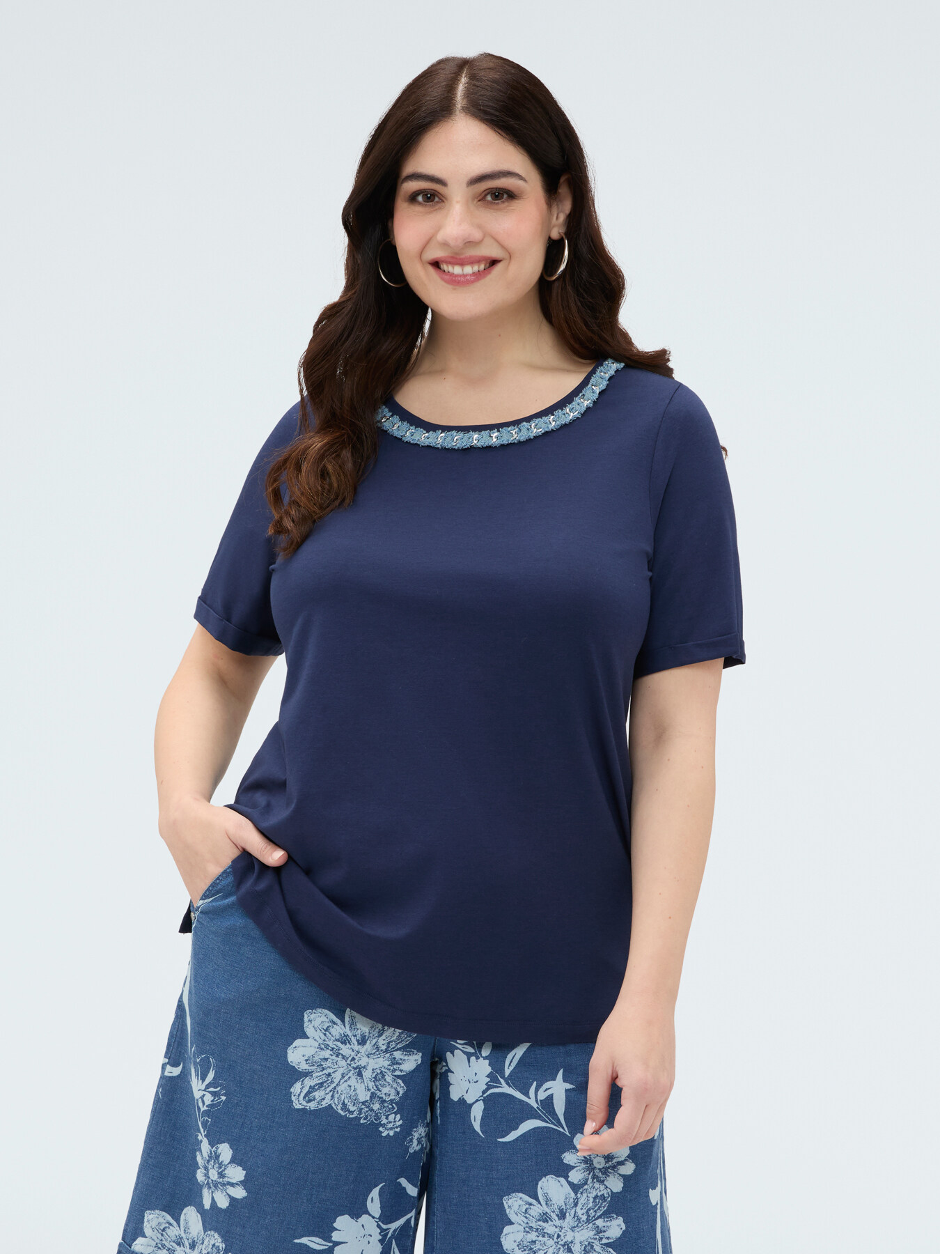 Cotton t-shirt with neckline appliqu&eacute; image number 1