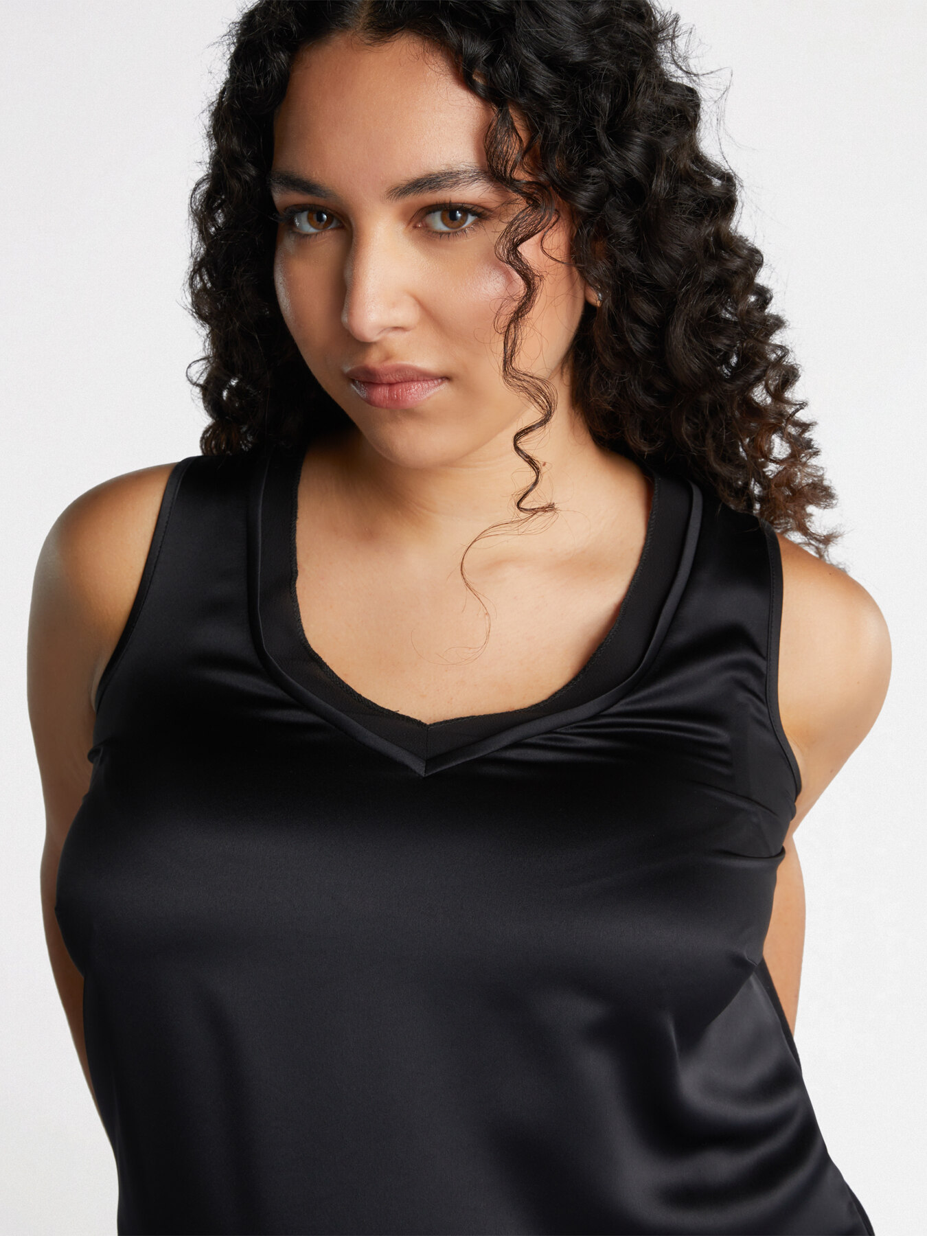 Two-fabric top with V-neck image number 3