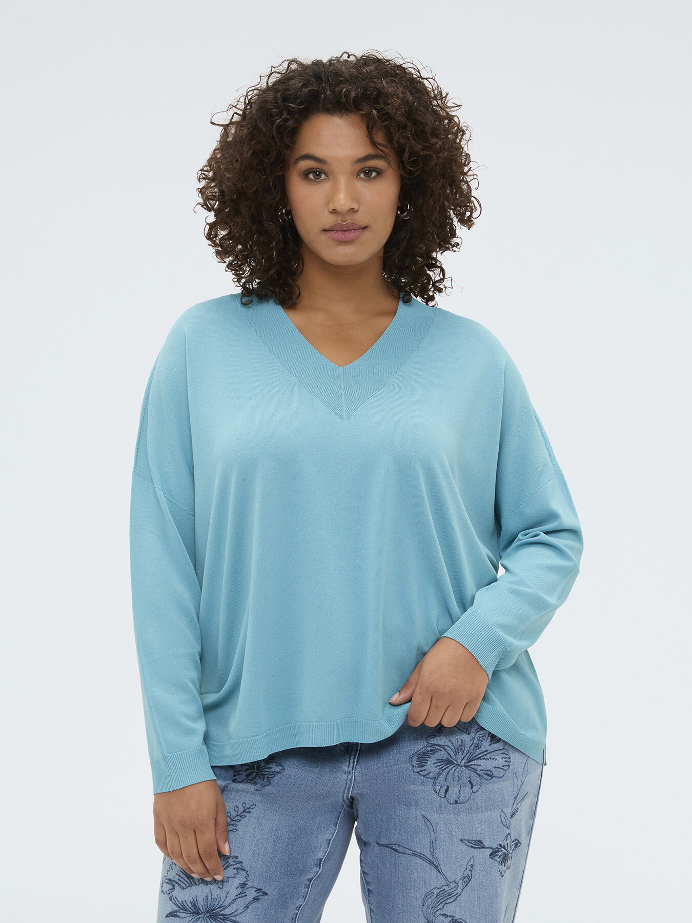 Fine knit V-neck sweater image number 2