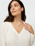 Blusa con collar de perlas image number 3