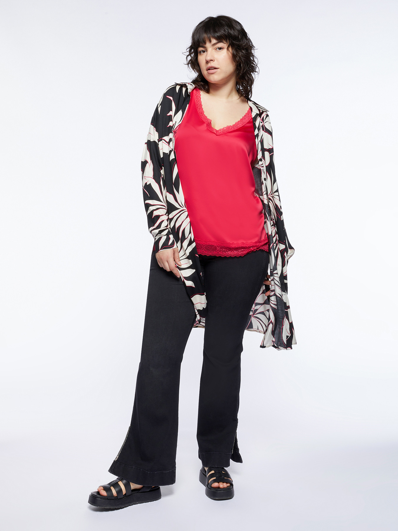 Flare jeans with slits and embroidery image number 2