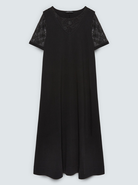 Langes A-Linien-Kleid mit floralen Details