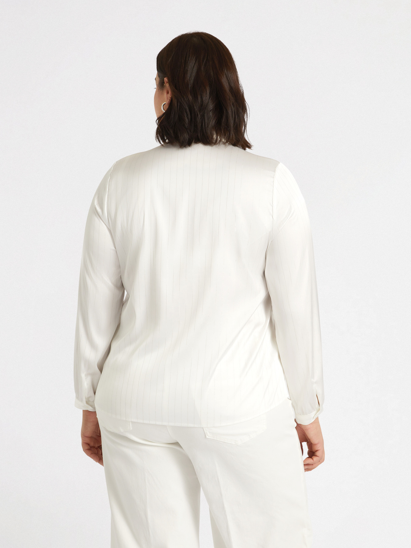 Chemise avec une d&eacute;coupe en forme de goutte et col brod&eacute; image number 2