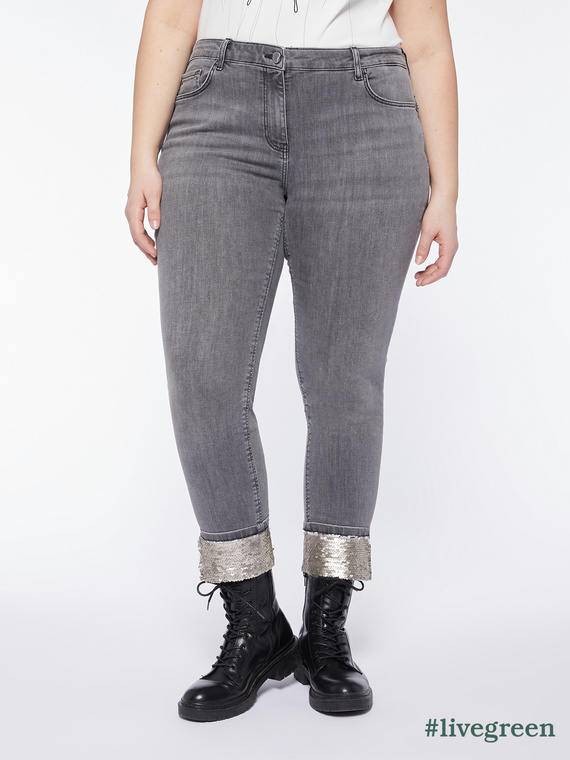 Jeans ajustados con borde en el fondo de lentejuelas