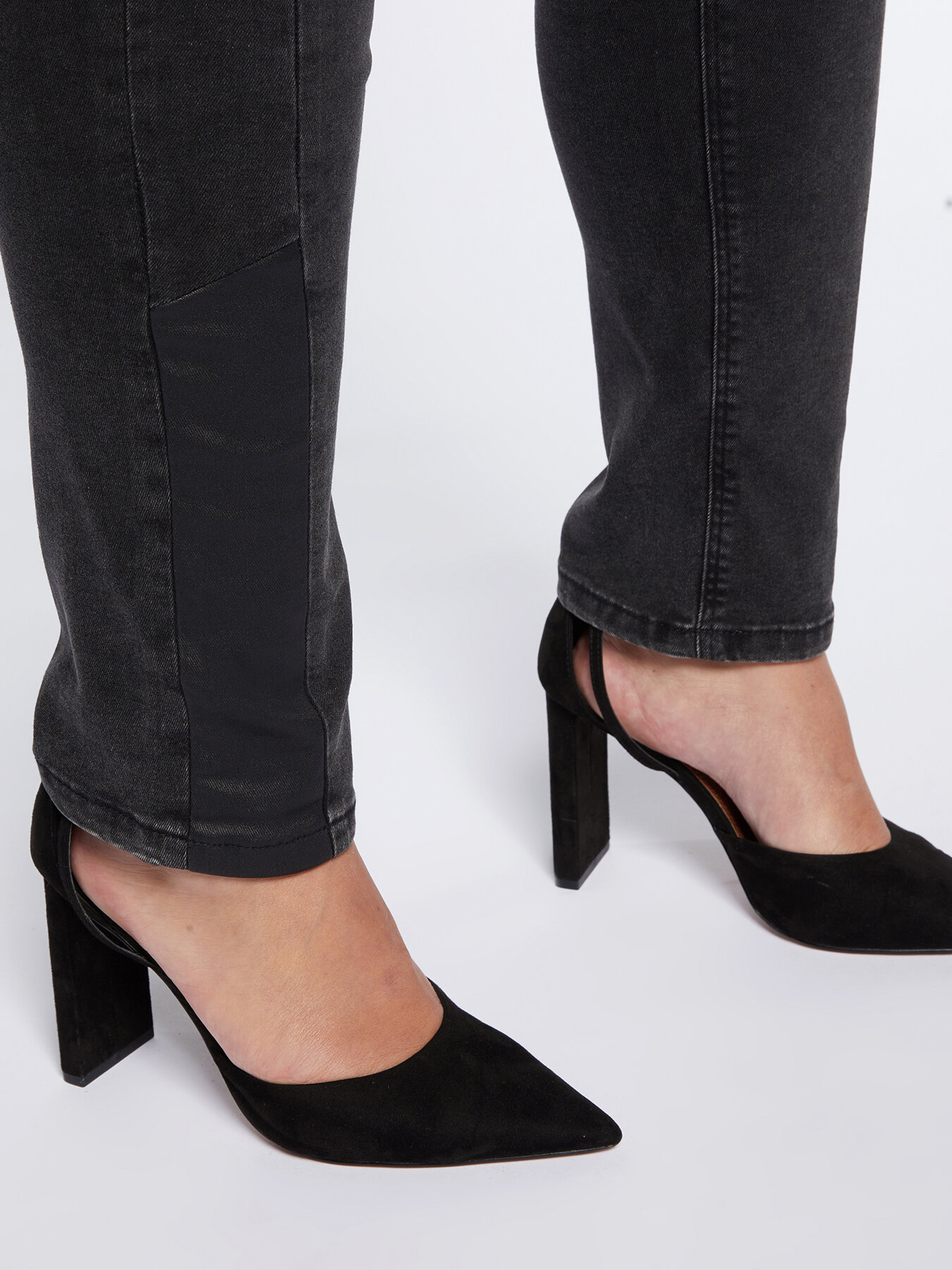 Vaqueros negros Zaffiro slim girlfit con aplicaciones image number 2