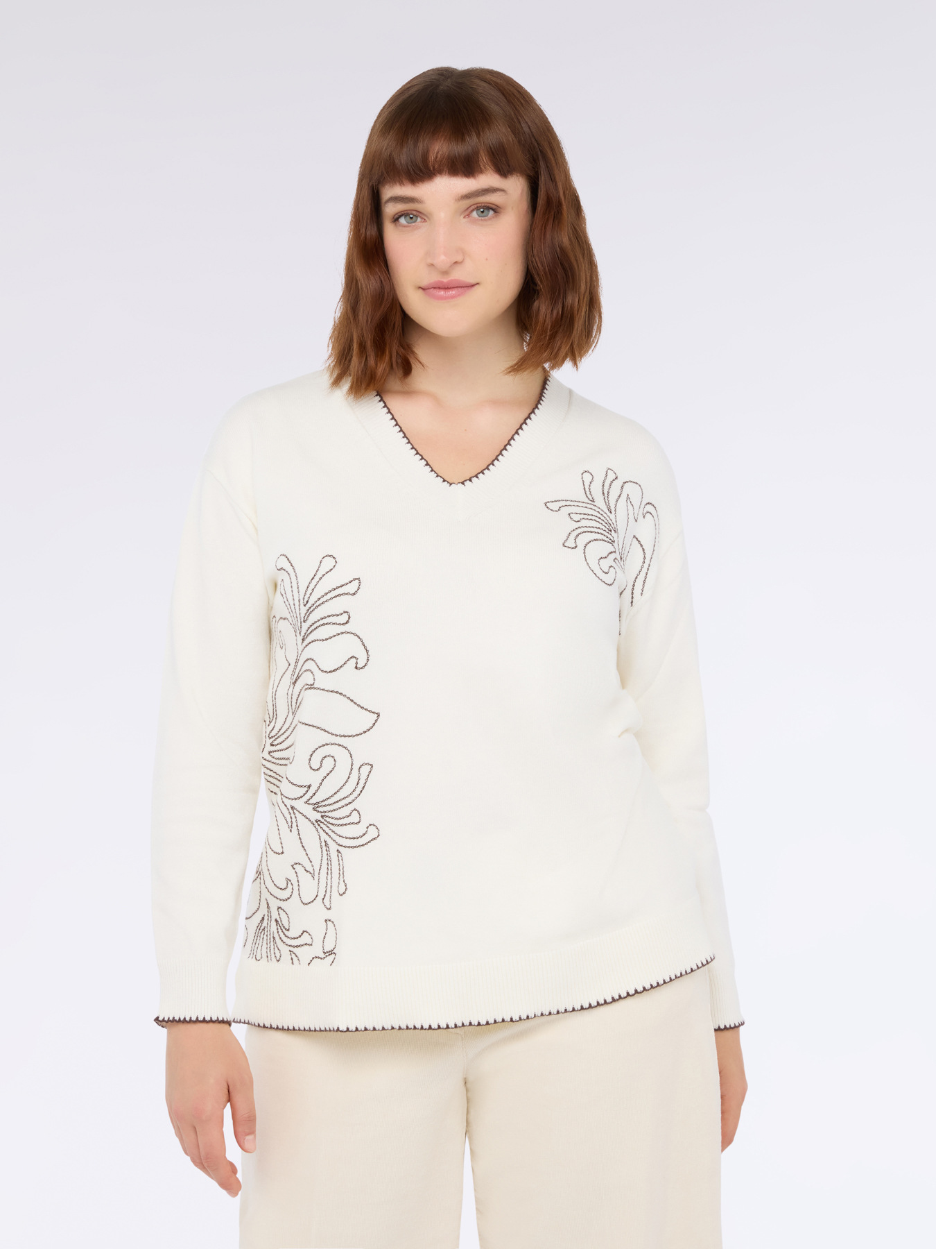 Maglia con ricami floreali e scollo a V image number 2