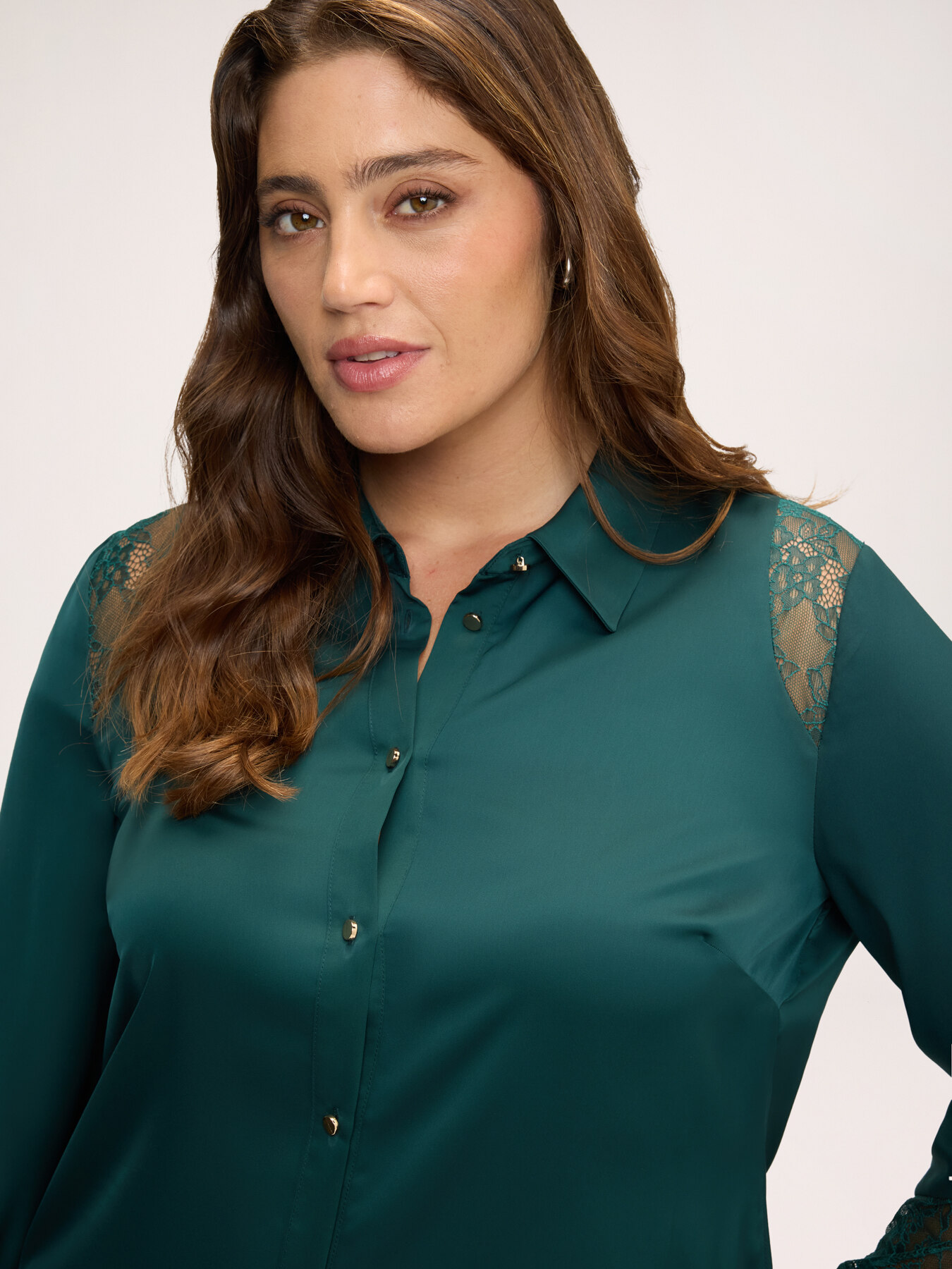 Blouse en satin stretch avec inserts en dentelle image number 3
