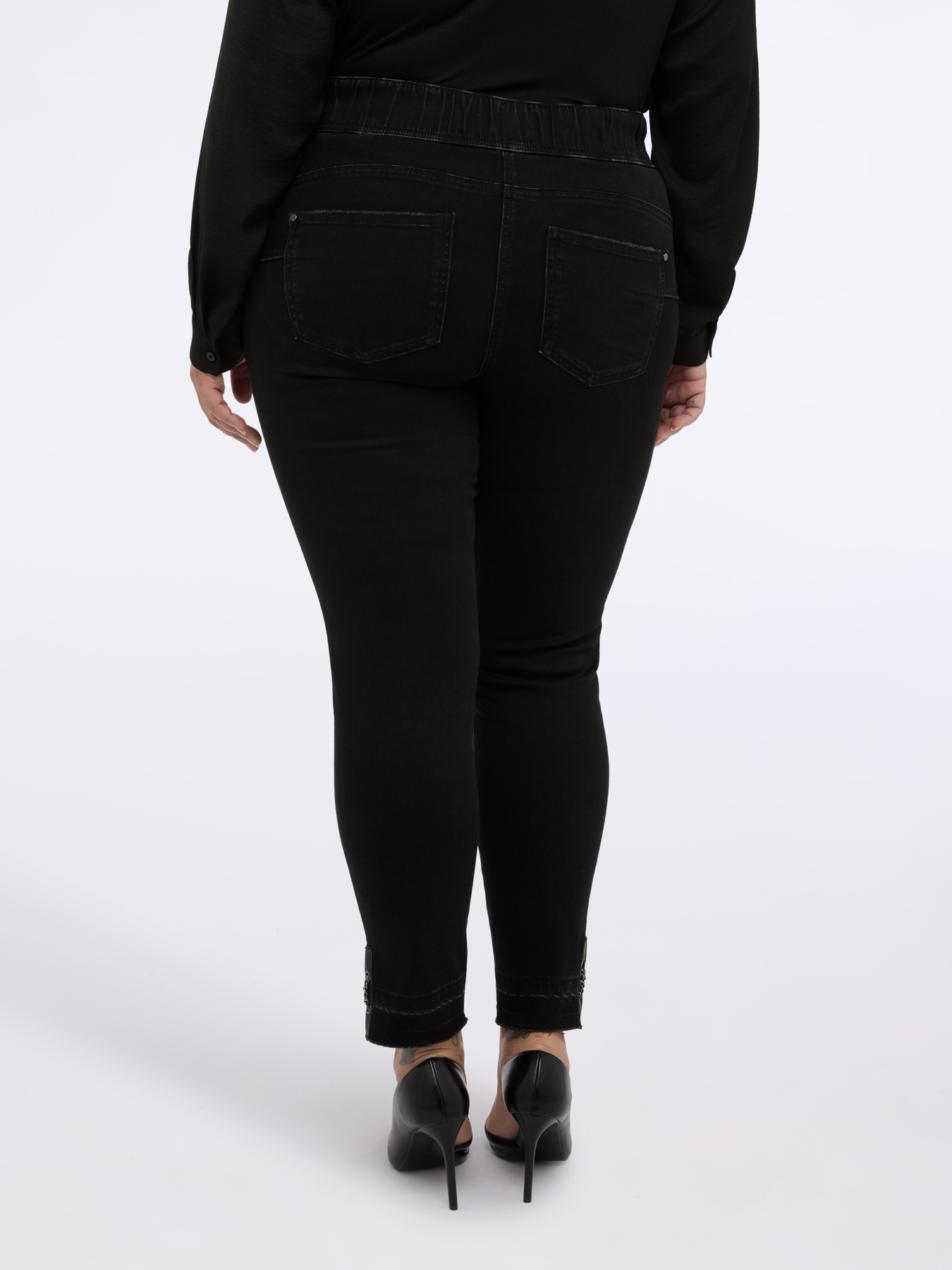 Skinny jeans with mini rips and eyelets image number 1