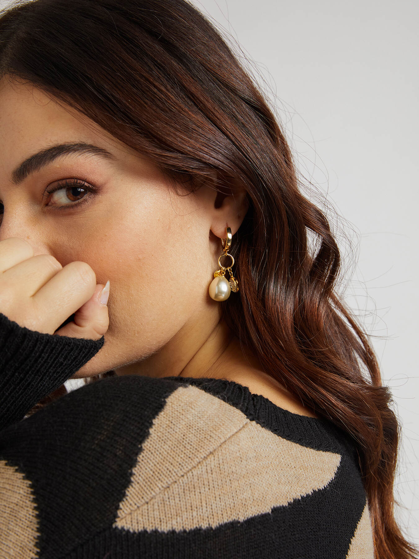 Orecchini pendenti con zirconi e perle a goccia image number 0