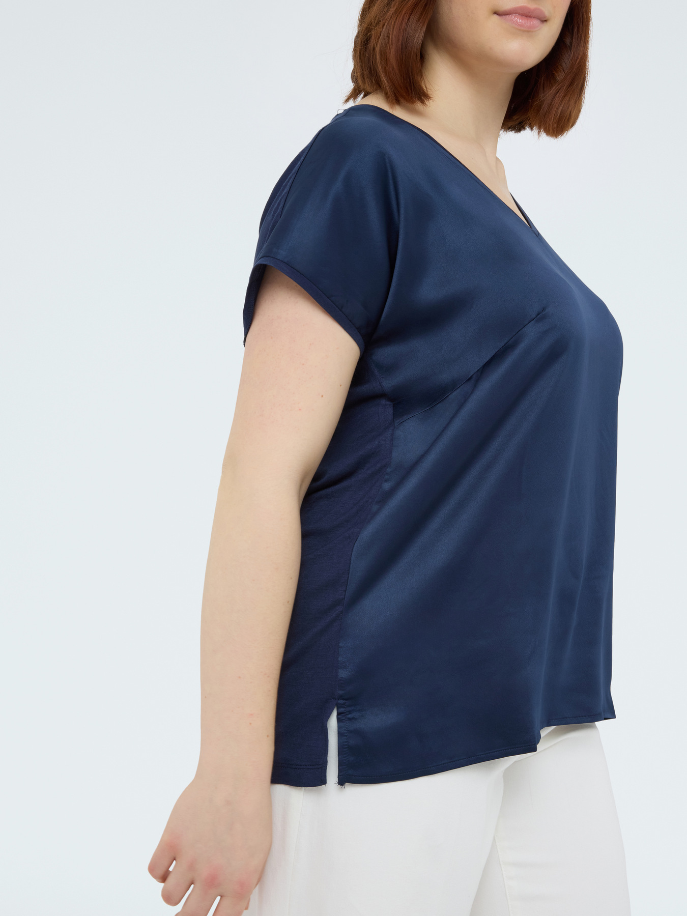 Camiseta bimat&eacute;rica con escote en V image number 3