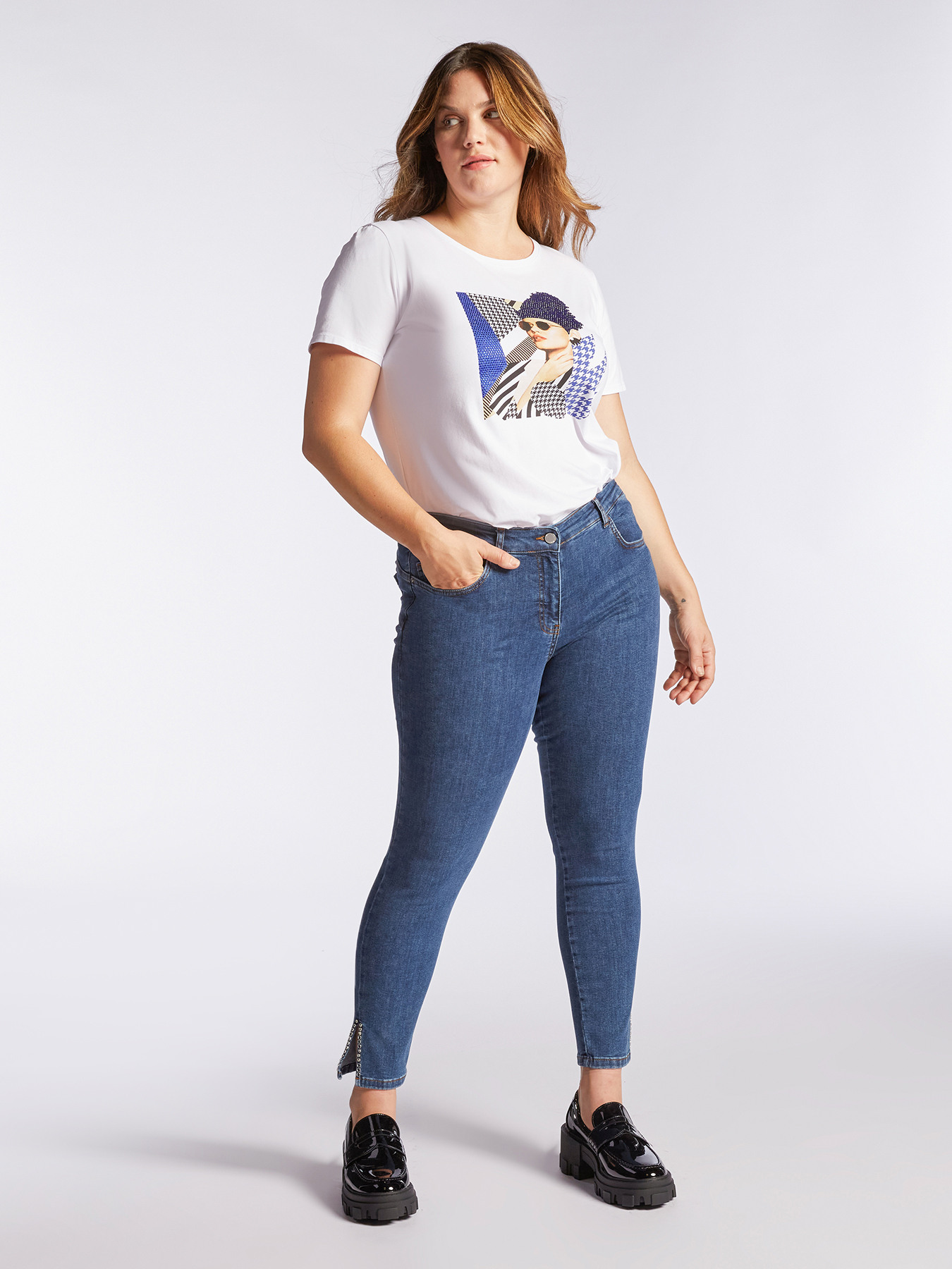 Vaqueros skinny con tachuelas en el bajo image number 2