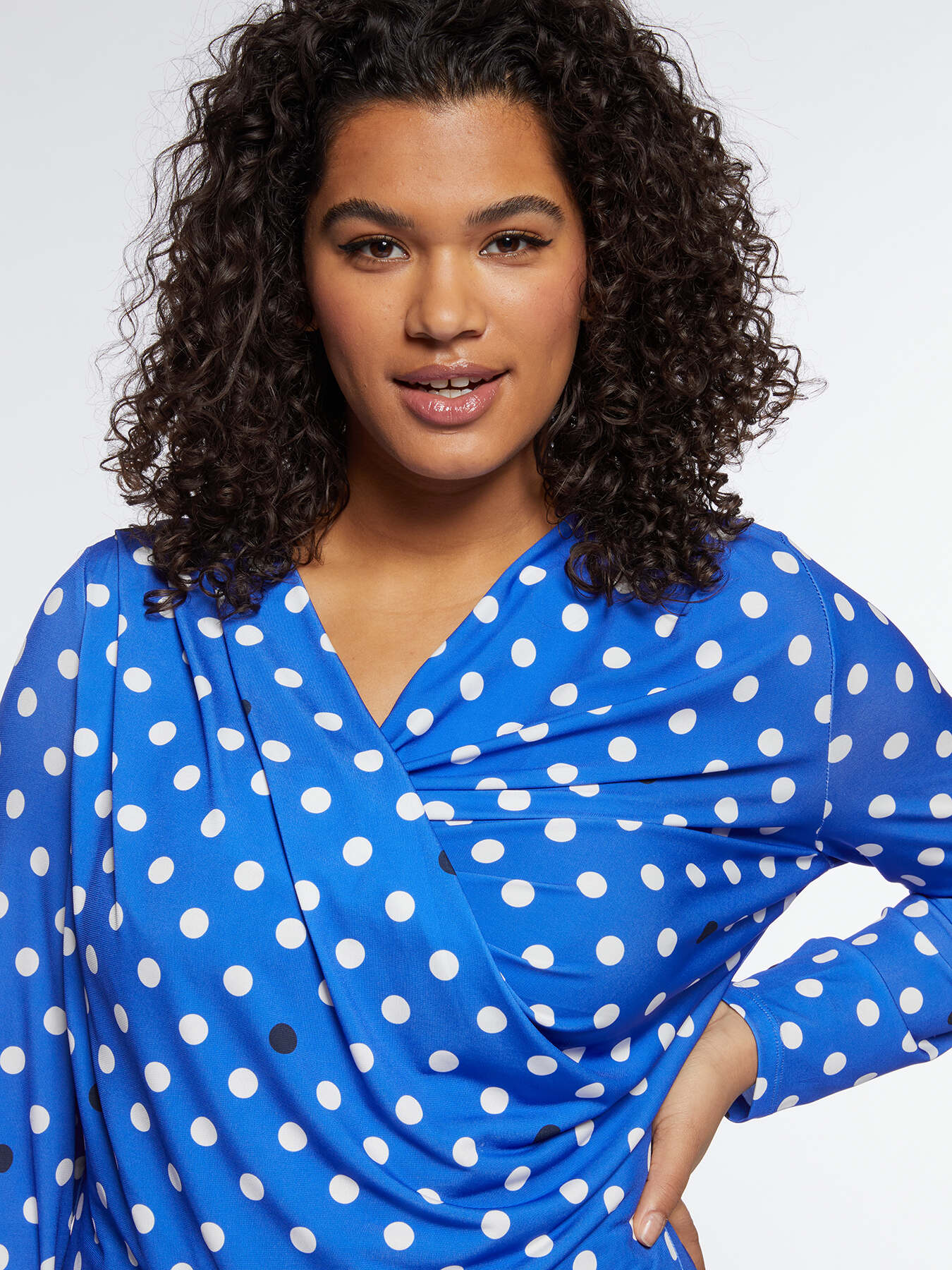 T-shirt a pois con scollo morbido image number 2